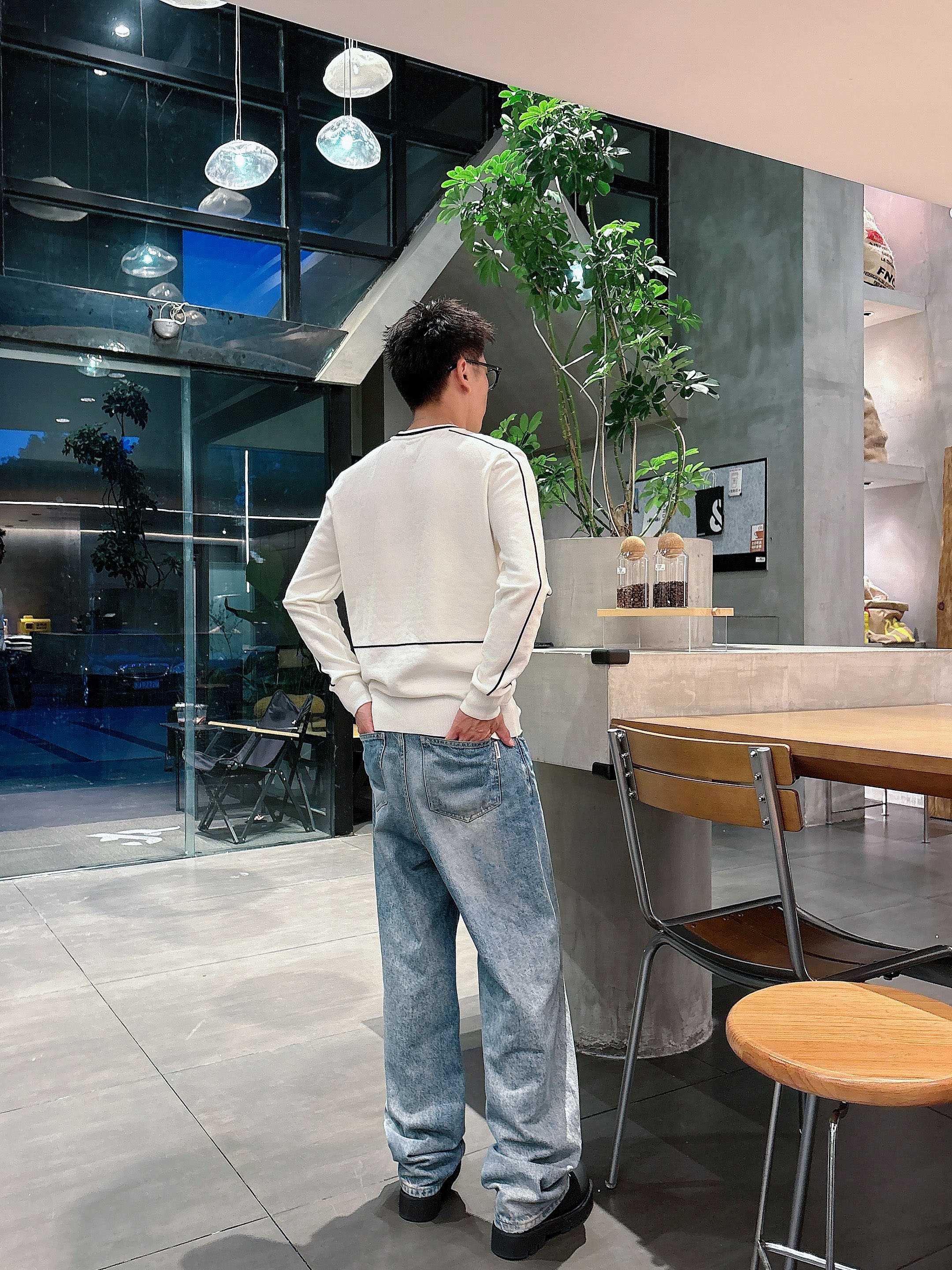 · 普拉达Prada 2025官网秋冬季最新款圆领毛衣，专柜同步在售爆款！特供羊毛混纺面料.手感舒适.可