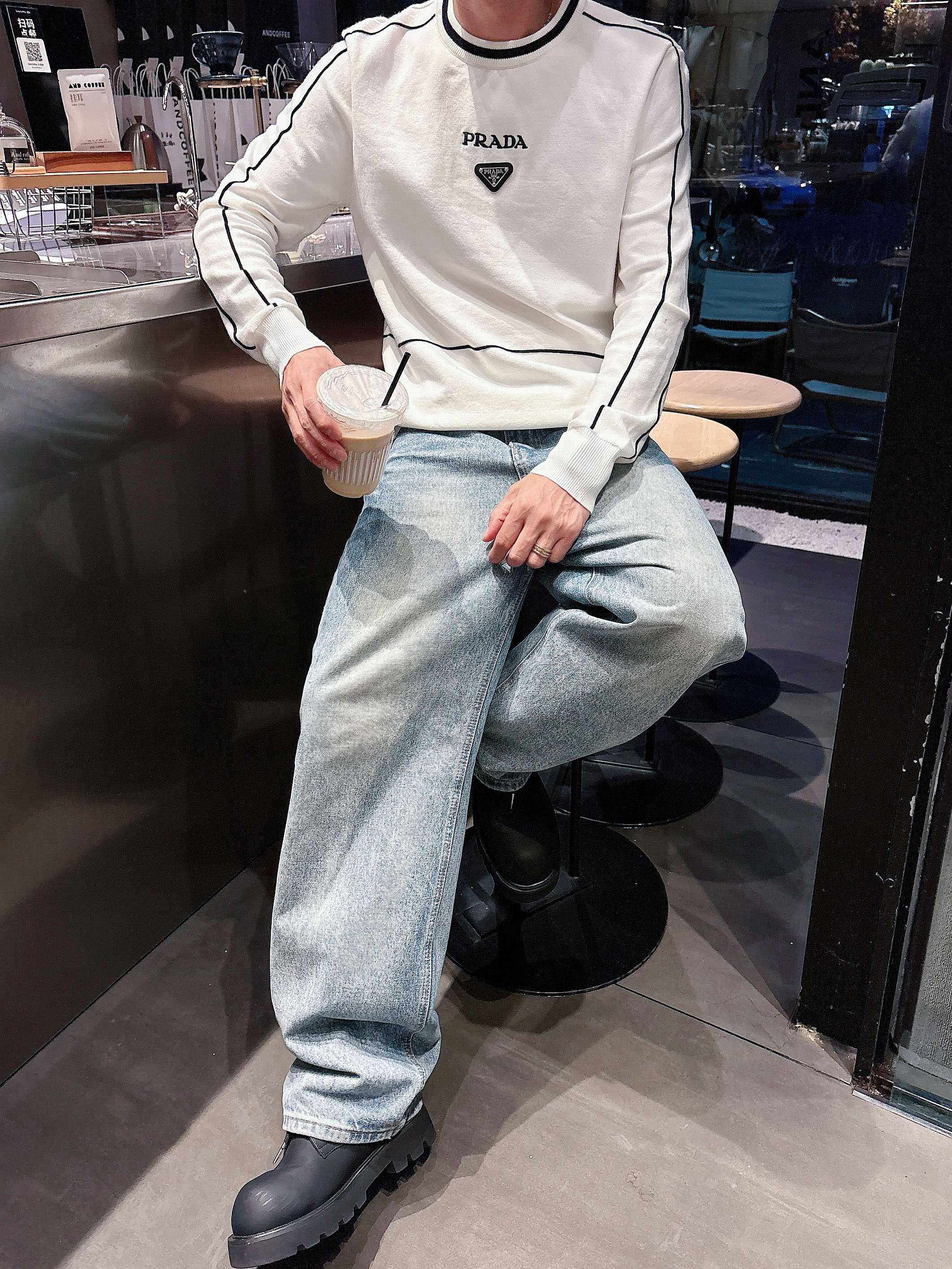 · 普拉达Prada 2025官网秋冬季最新款圆领毛衣，专柜同步在售爆款！特供羊毛混纺面料.手感舒适.可