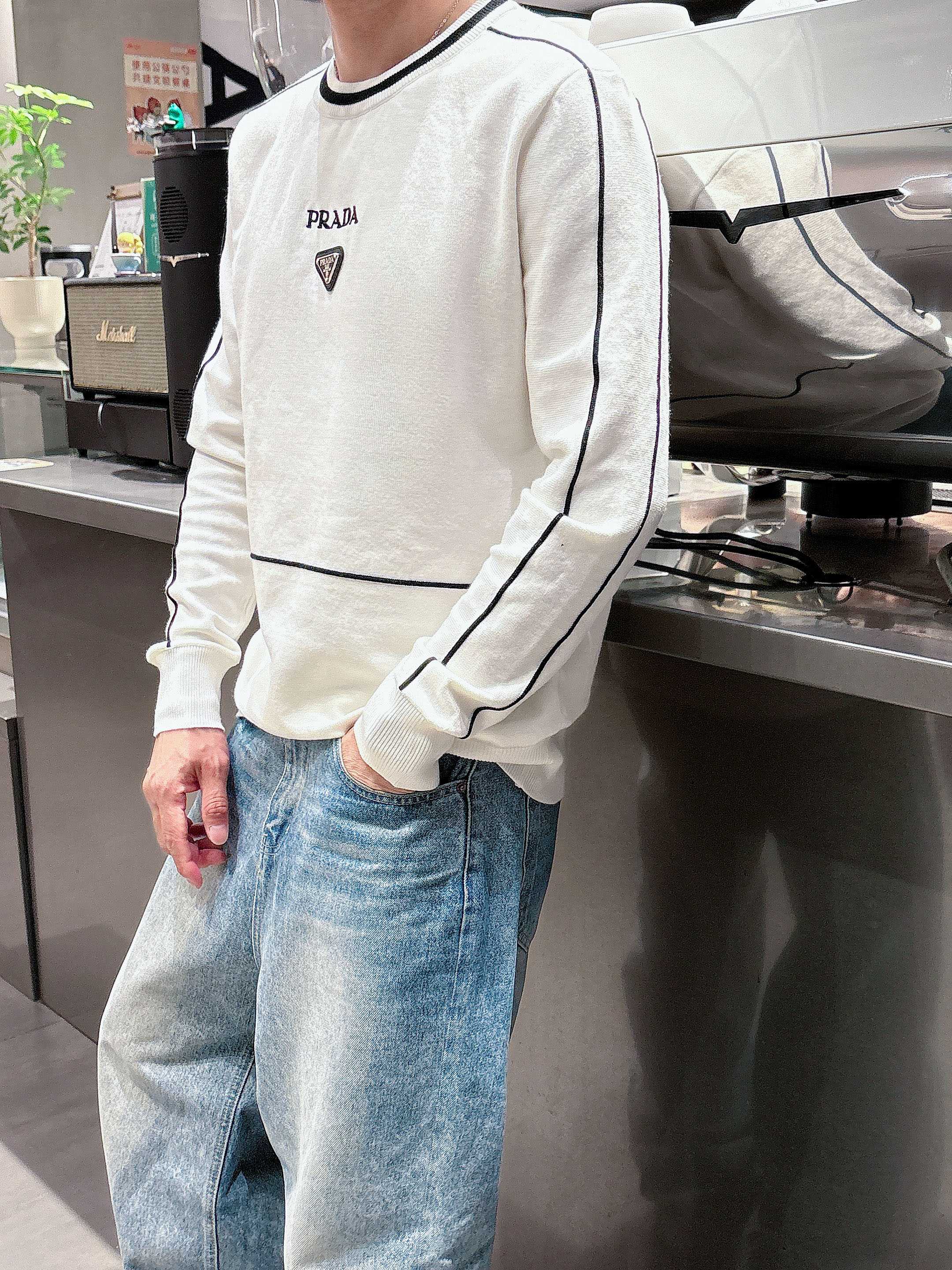 · 普拉达Prada 2025官网秋冬季最新款圆领毛衣，专柜同步在售爆款！特供羊毛混纺面料.手感舒适.可
