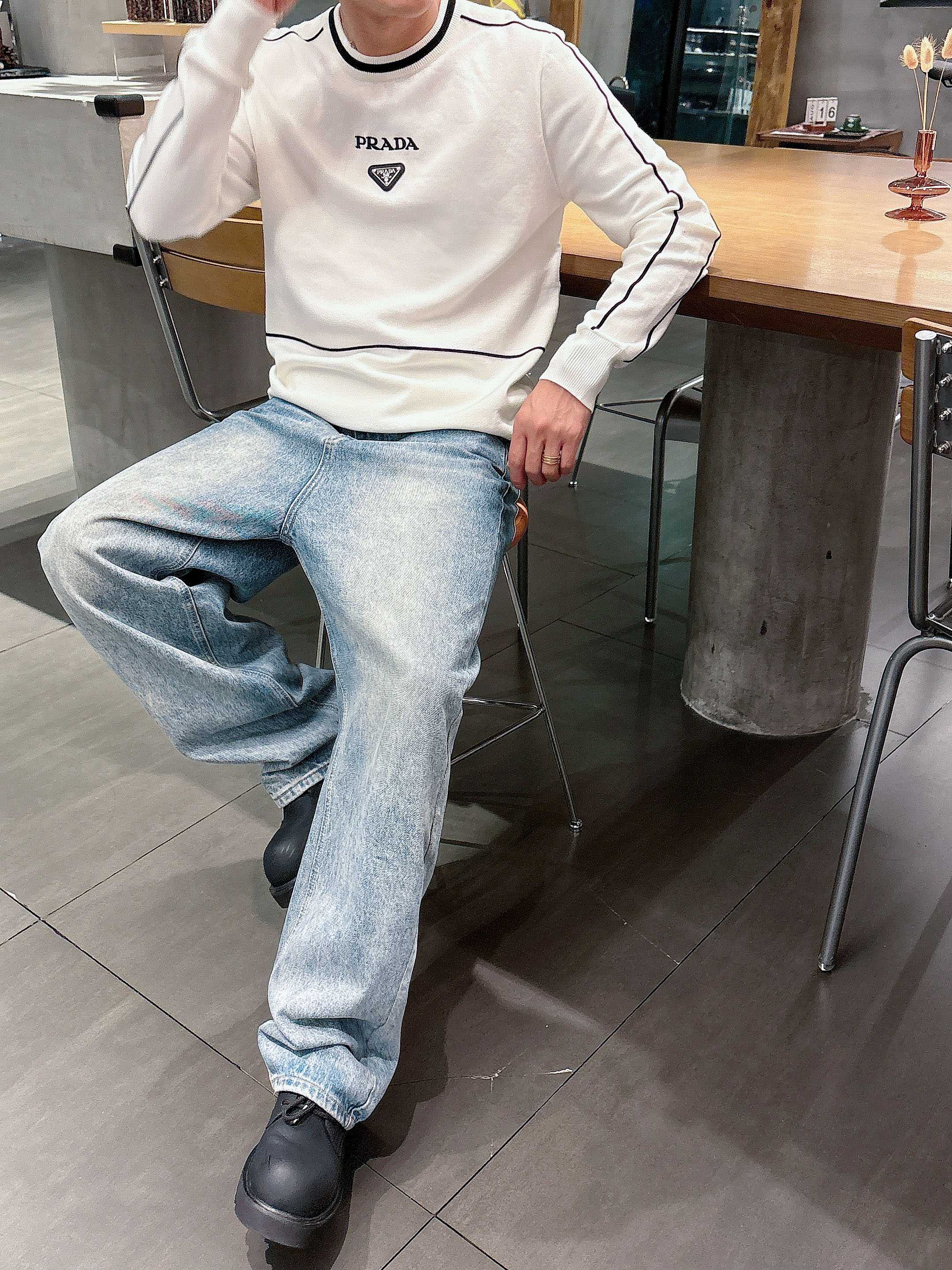 · 普拉达Prada 2025官网秋冬季最新款圆领毛衣，专柜同步在售爆款！特供羊毛混纺面料.手感舒适.可