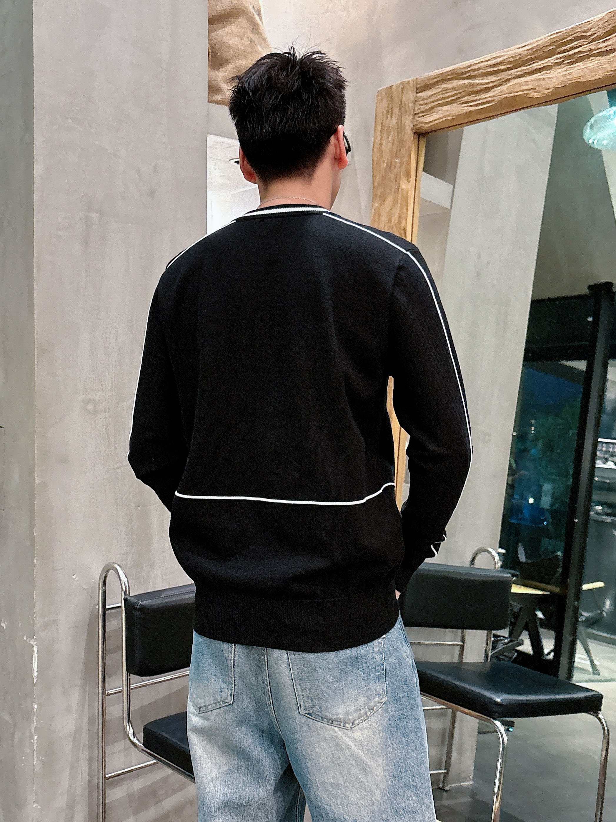 · 普拉达Prada 2025官网秋冬季最新款圆领毛衣，专柜同步在售爆款！特供羊毛混纺面料.手感舒适.可