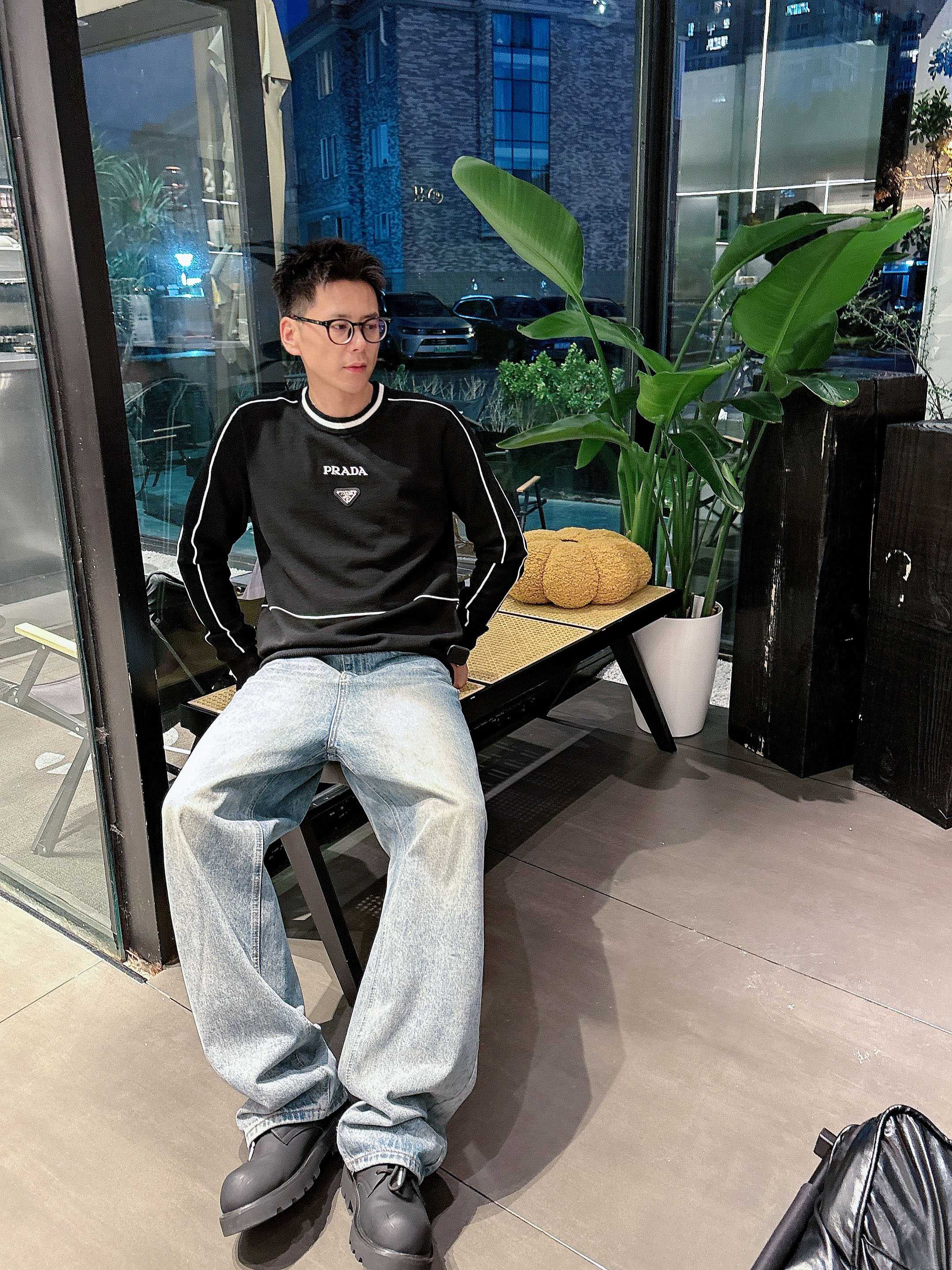 · 普拉达Prada 2025官网秋冬季最新款圆领毛衣，专柜同步在售爆款！特供羊毛混纺面料.手感舒适.可