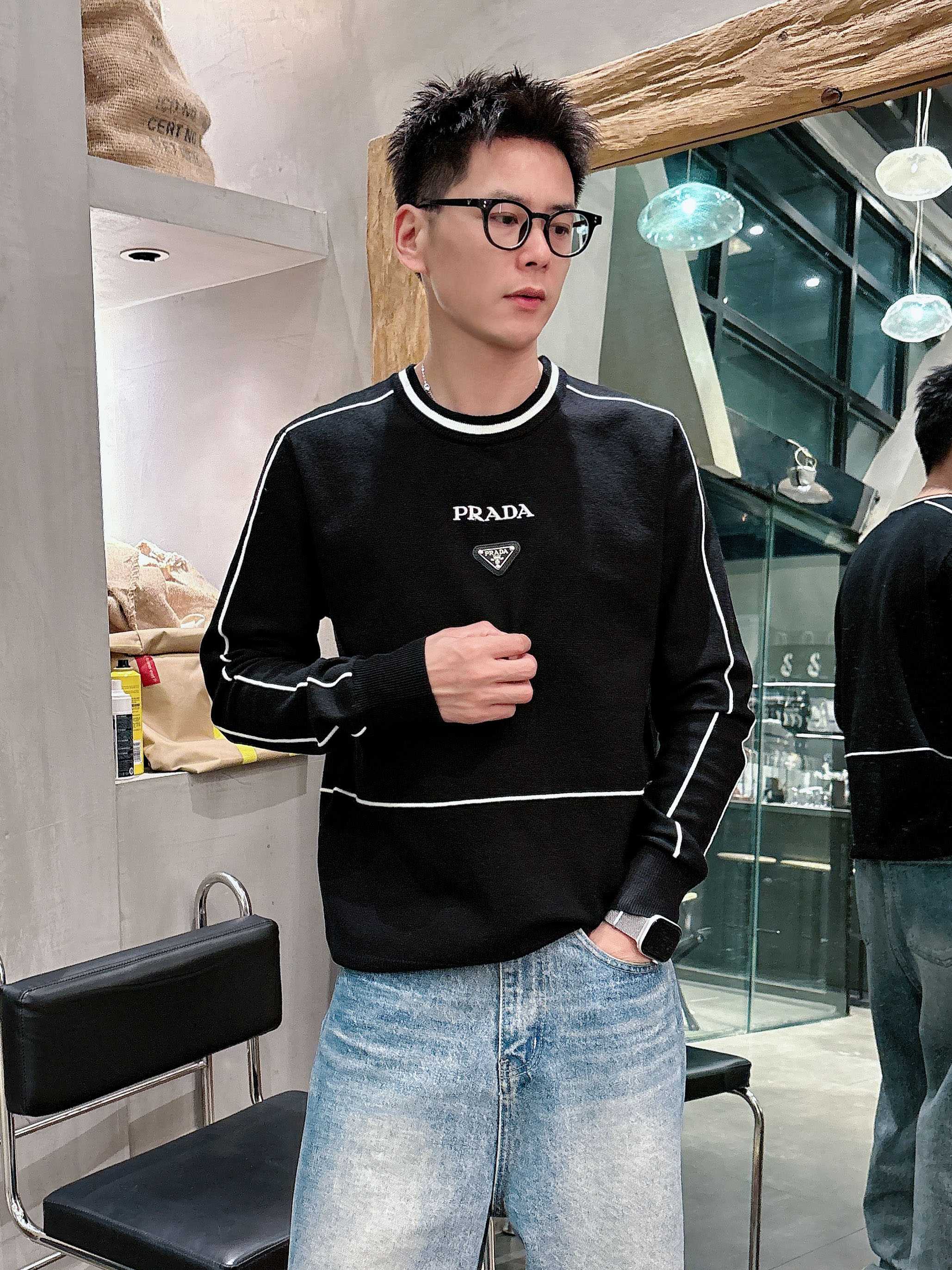 · 普拉达Prada 2025官网秋冬季最新款圆领毛衣，专柜同步在售爆款！特供羊毛混纺面料.手感舒适.可