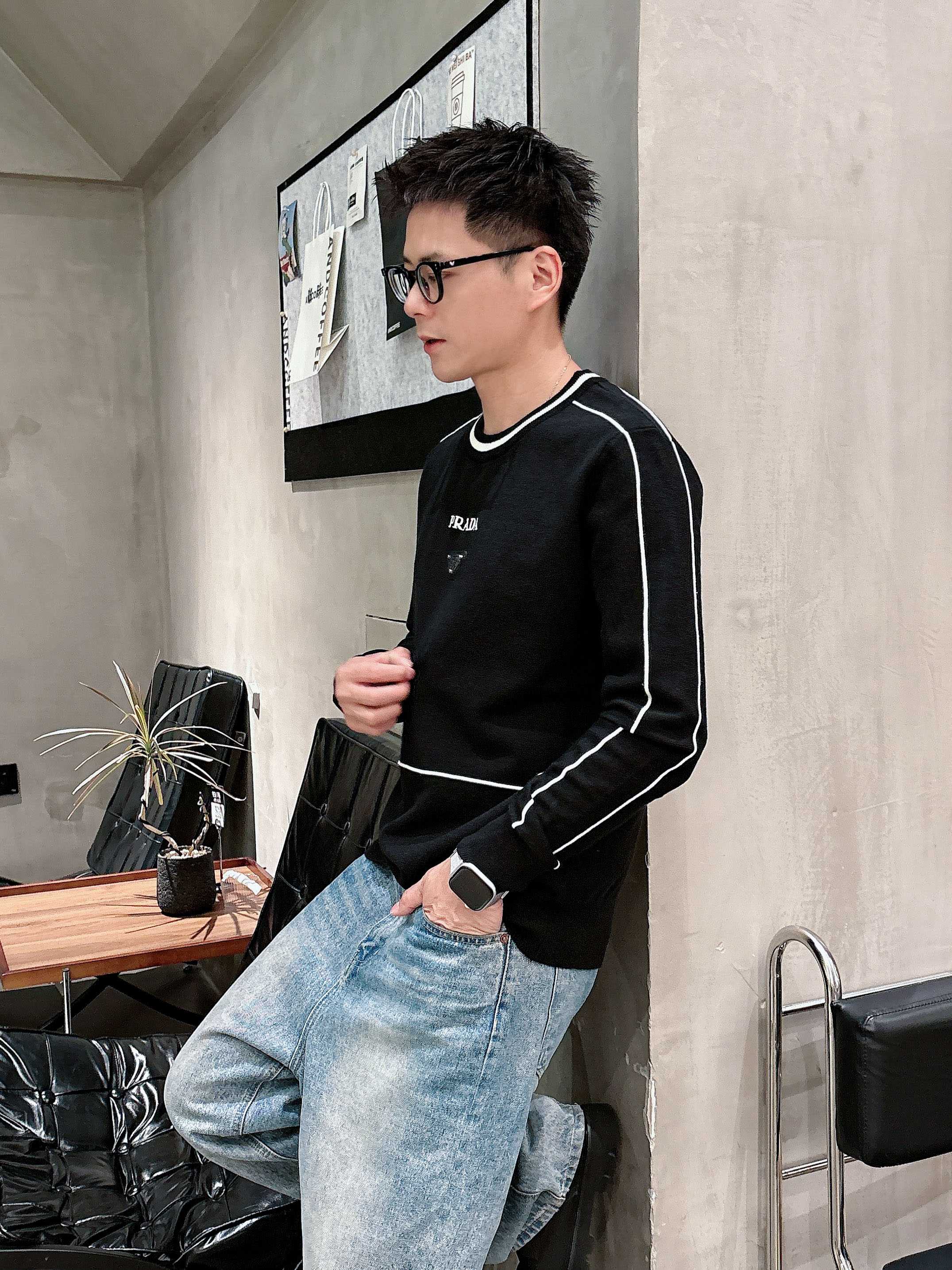 · 普拉达Prada 2025官网秋冬季最新款圆领毛衣，专柜同步在售爆款！特供羊毛混纺面料.手感舒适.可