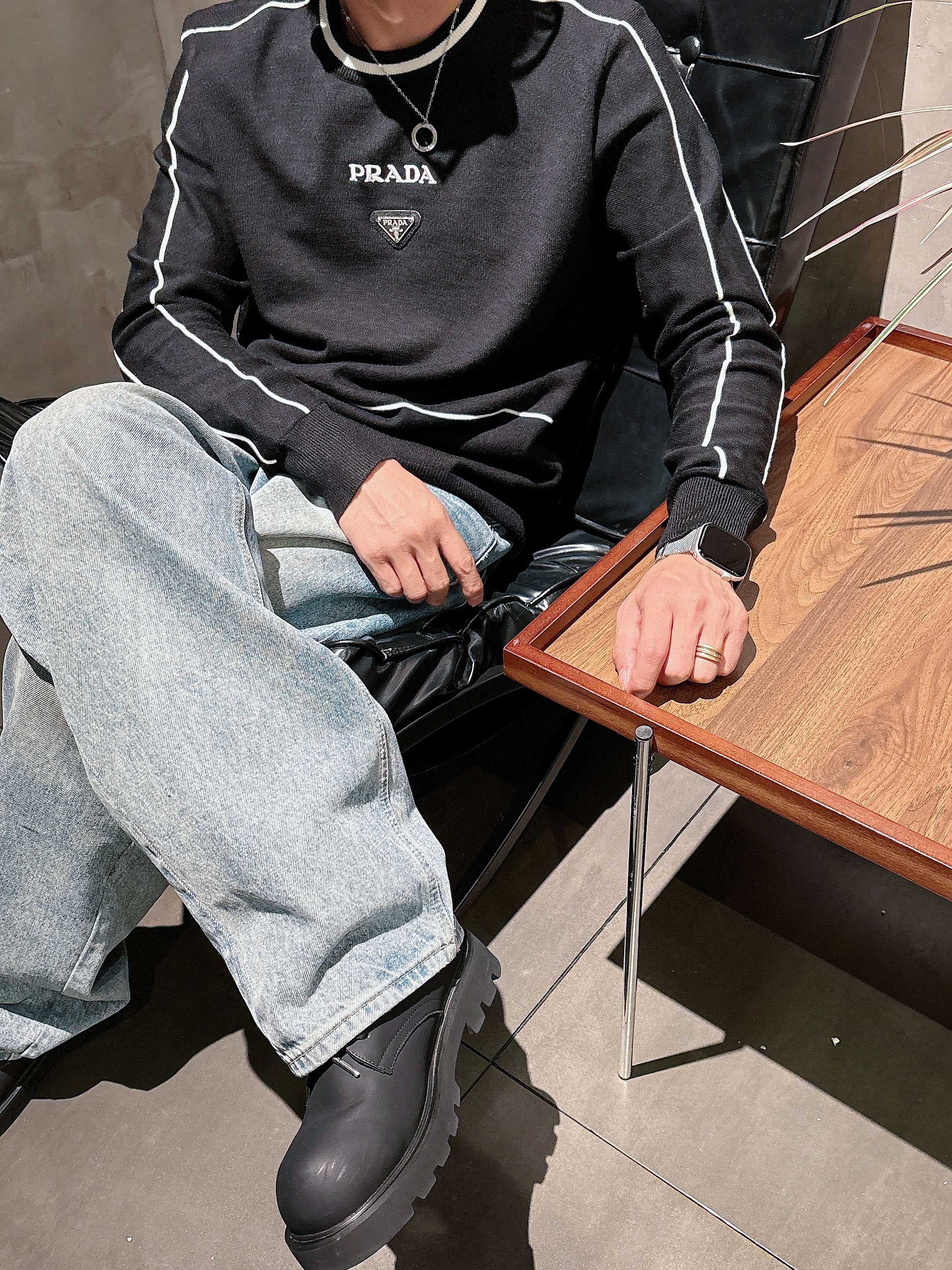 · 普拉达Prada 2025官网秋冬季最新款圆领毛衣，专柜同步在售爆款！特供羊毛混纺面料.手感舒适.可