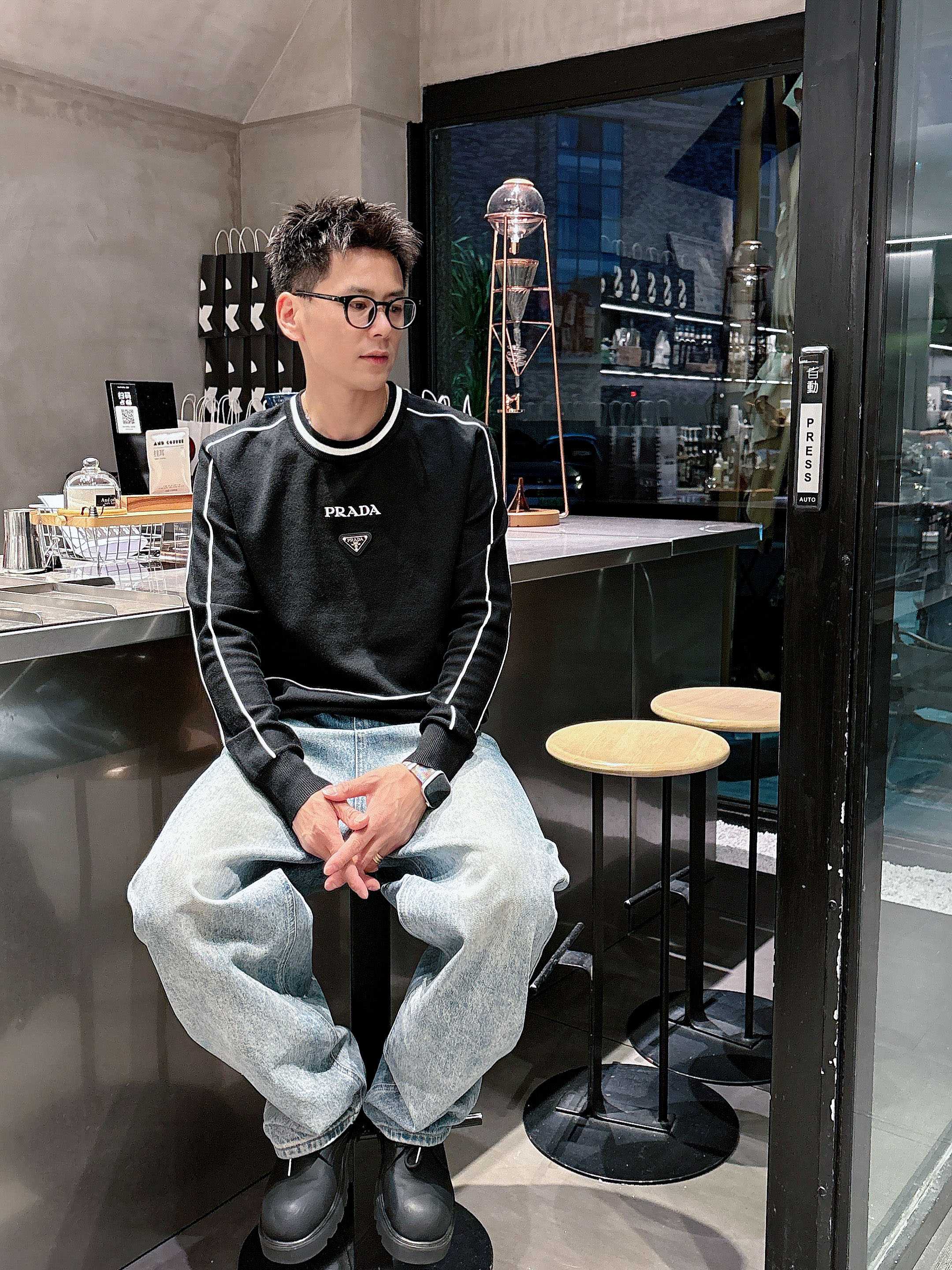 · 普拉达Prada 2025官网秋冬季最新款圆领毛衣，专柜同步在售爆款！特供羊毛混纺面料.手感舒适.可