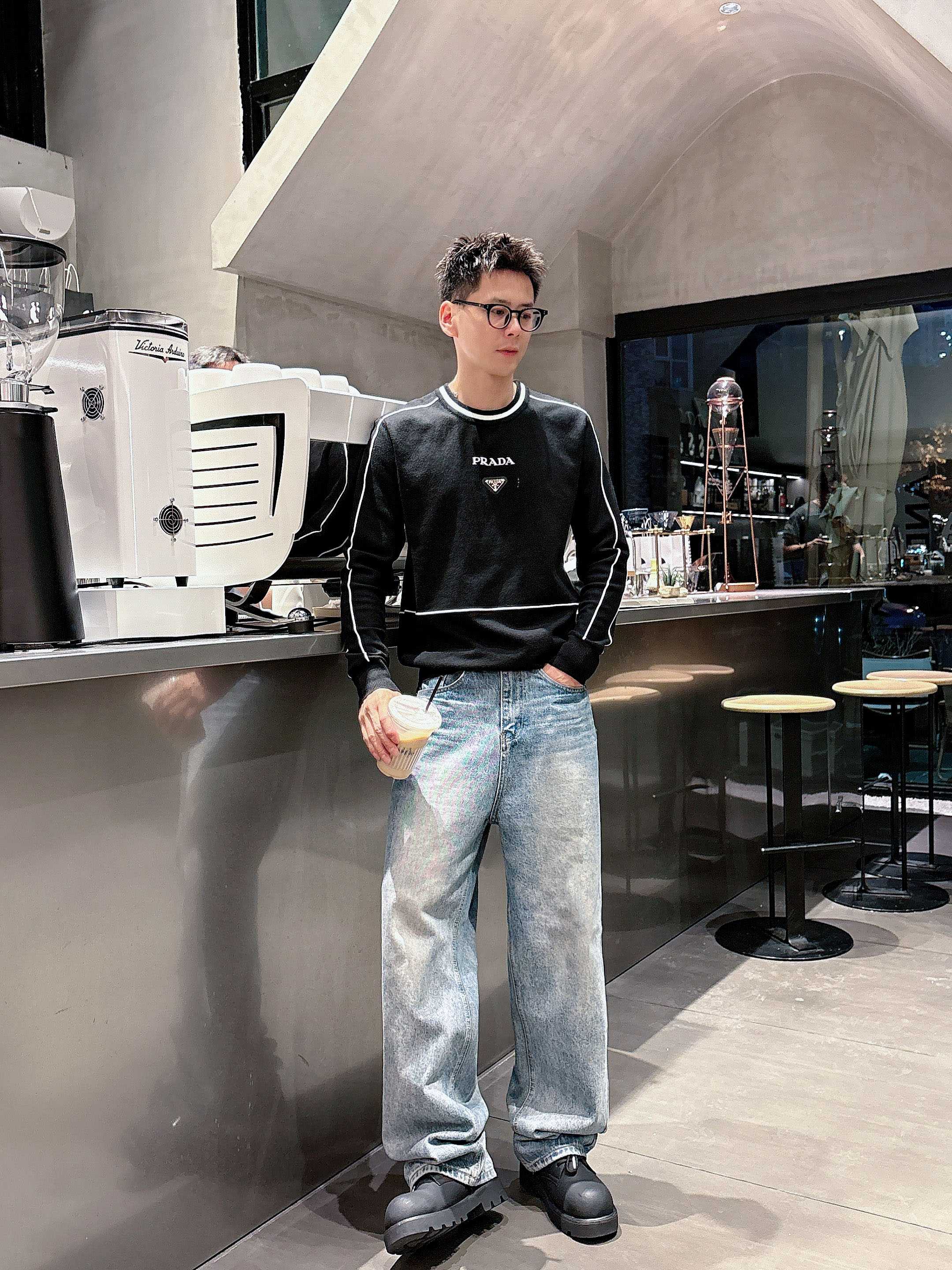 · 普拉达Prada 2025官网秋冬季最新款圆领毛衣，专柜同步在售爆款！特供羊毛混纺面料.手感舒适.可