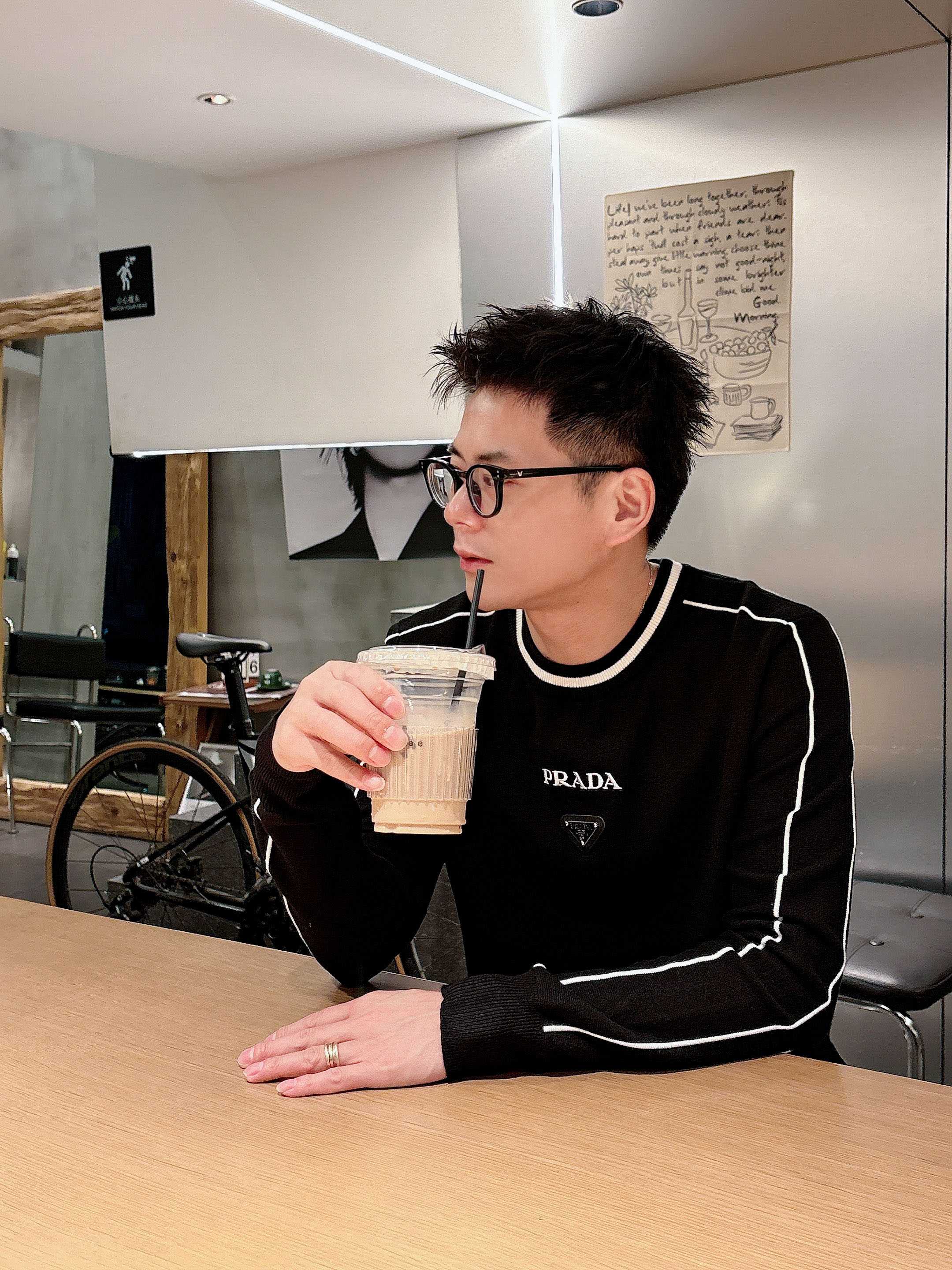 · 普拉达Prada 2025官网秋冬季最新款圆领毛衣，专柜同步在售爆款！特供羊毛混纺面料.手感舒适.可