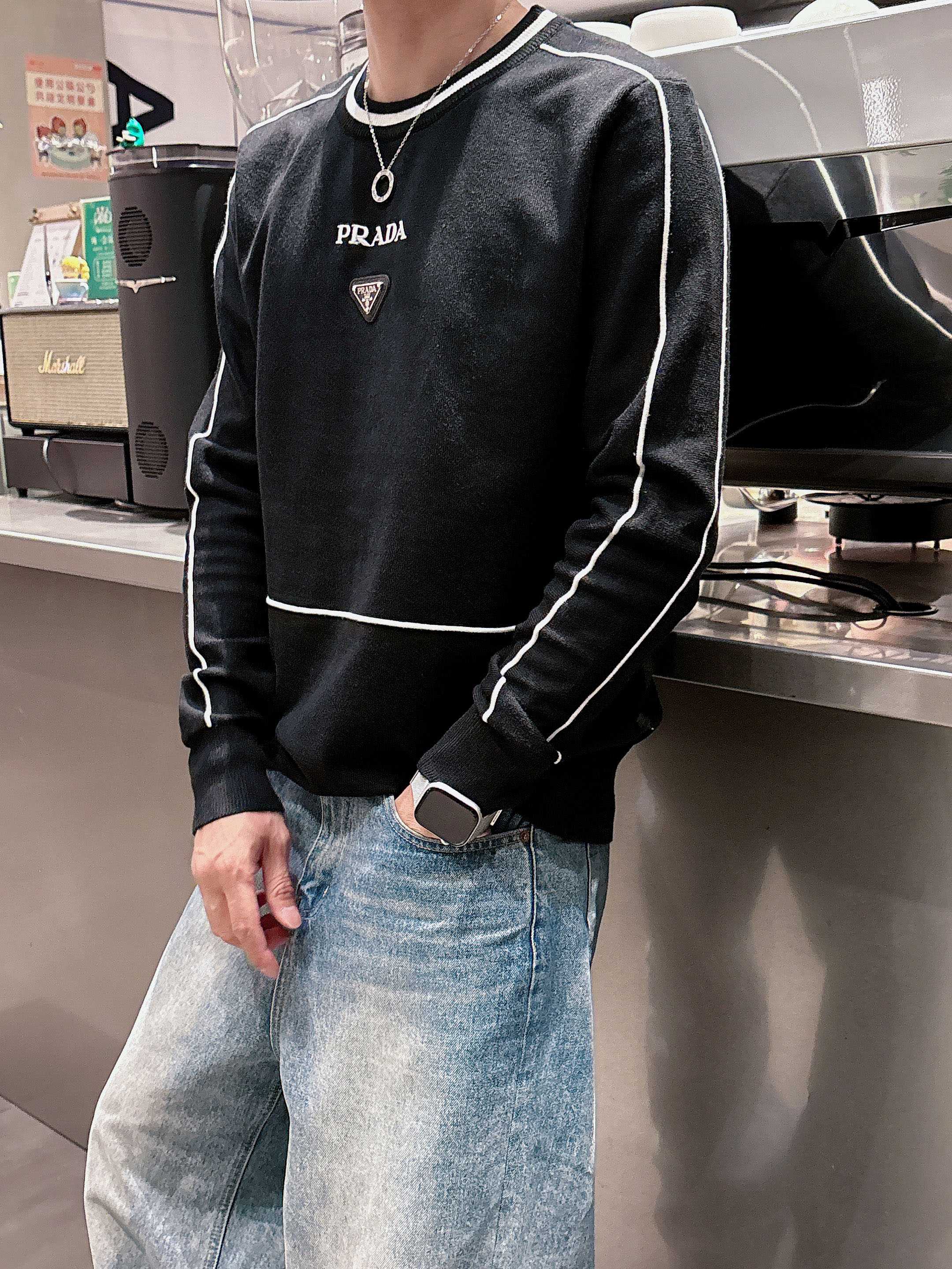 · 普拉达Prada 2025官网秋冬季最新款圆领毛衣，专柜同步在售爆款！特供羊毛混纺面料.手感舒适.可