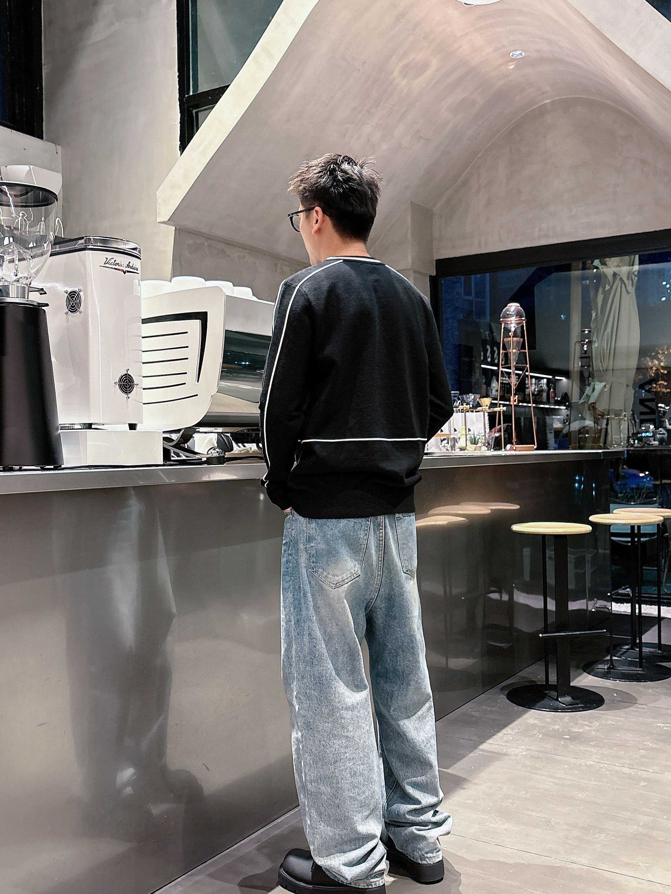 · 普拉达Prada 2025官网秋冬季最新款圆领毛衣，专柜同步在售爆款！特供羊毛混纺面料.手感舒适.可