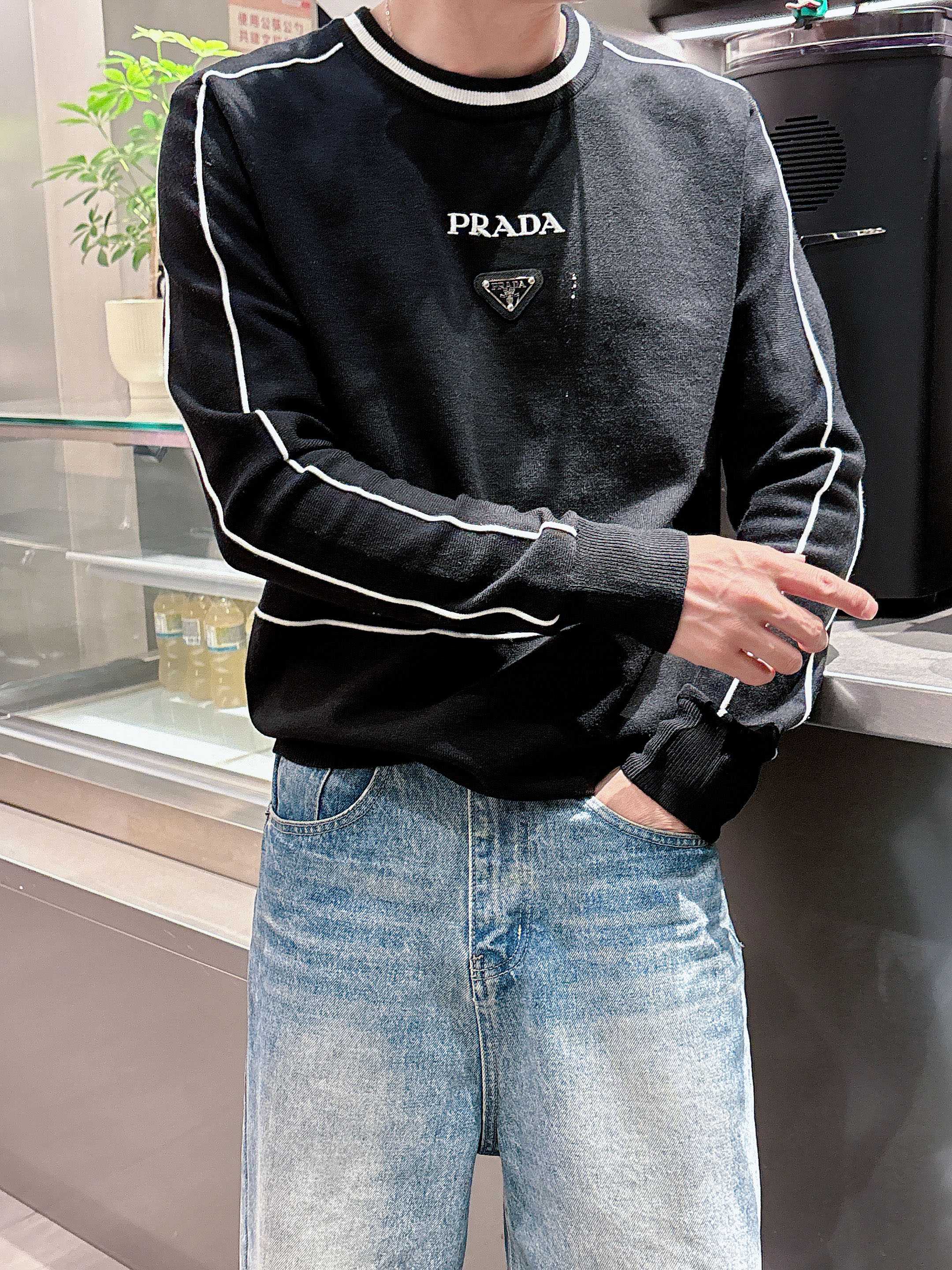 · 普拉达Prada 2025官网秋冬季最新款圆领毛衣，专柜同步在售爆款！特供羊毛混纺面料.手感舒适.可