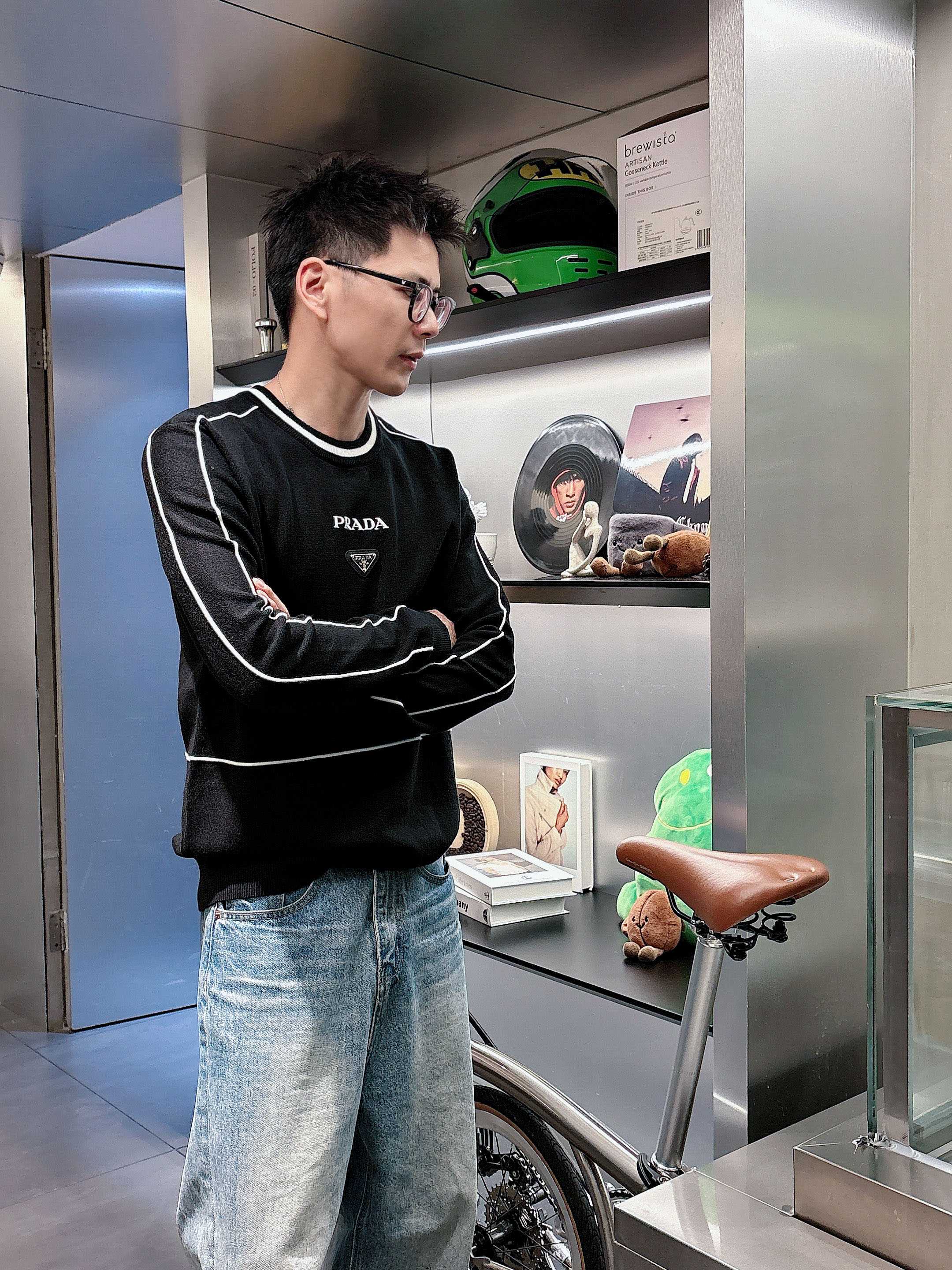 · 普拉达Prada 2025官网秋冬季最新款圆领毛衣，专柜同步在售爆款！特供羊毛混纺面料.手感舒适.可