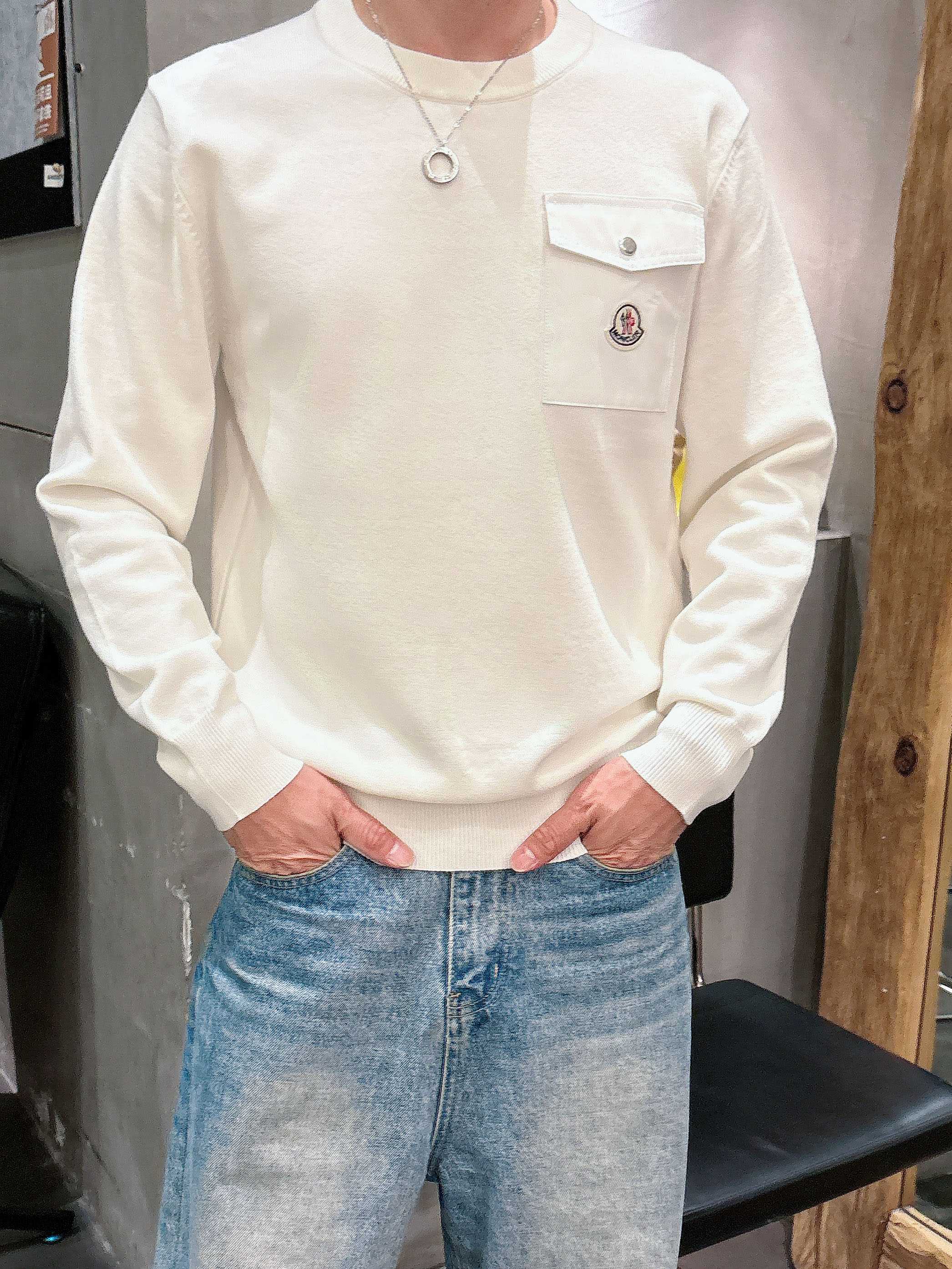 · 蒙口Moncler 2025官网秋冬季最新款圆领毛衣，专柜同步在售爆款！特供羊毛混纺面料.手感舒适.