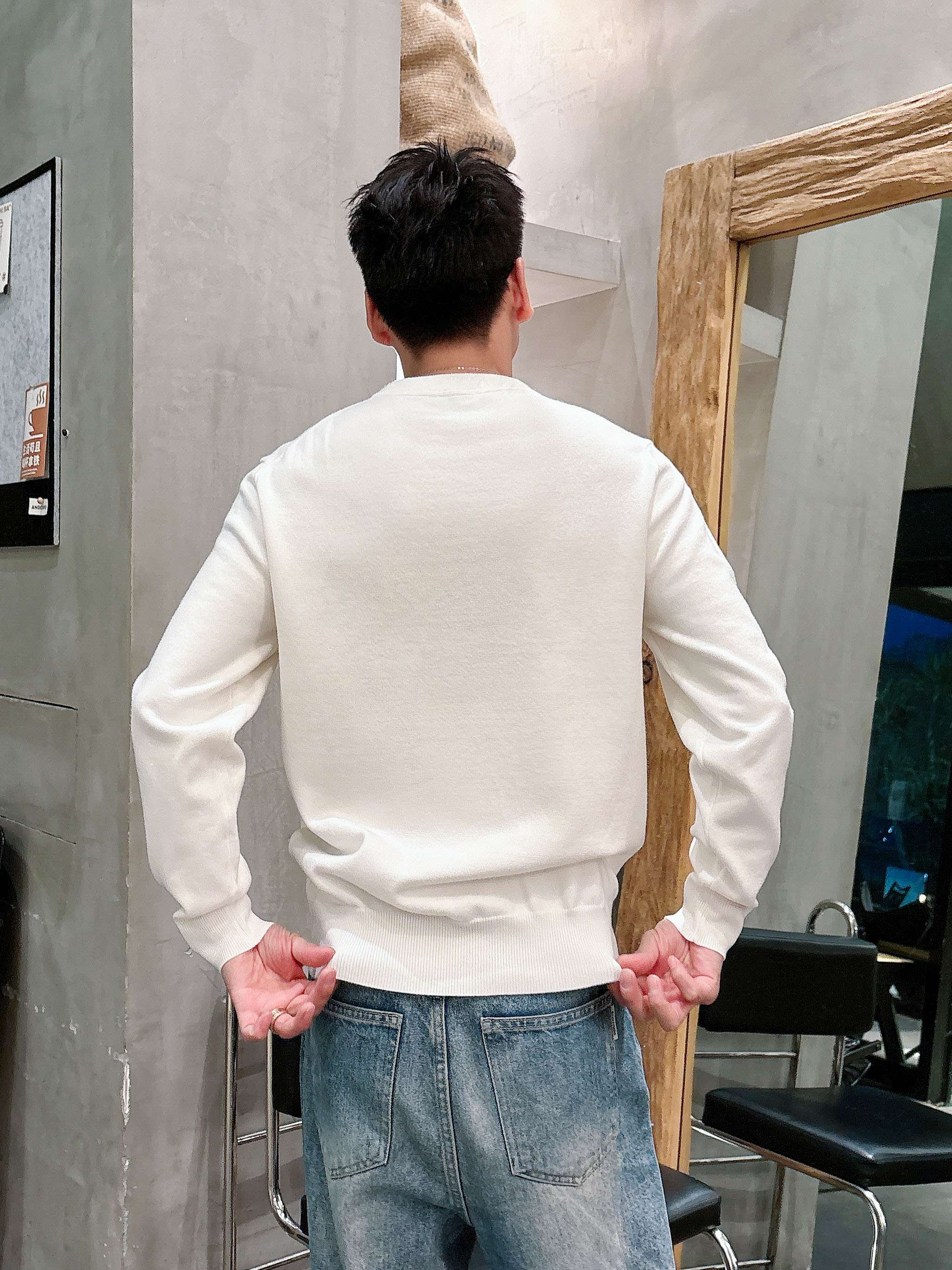 · 蒙口Moncler 2025官网秋冬季最新款圆领毛衣，专柜同步在售爆款！特供羊毛混纺面料.手感舒适.