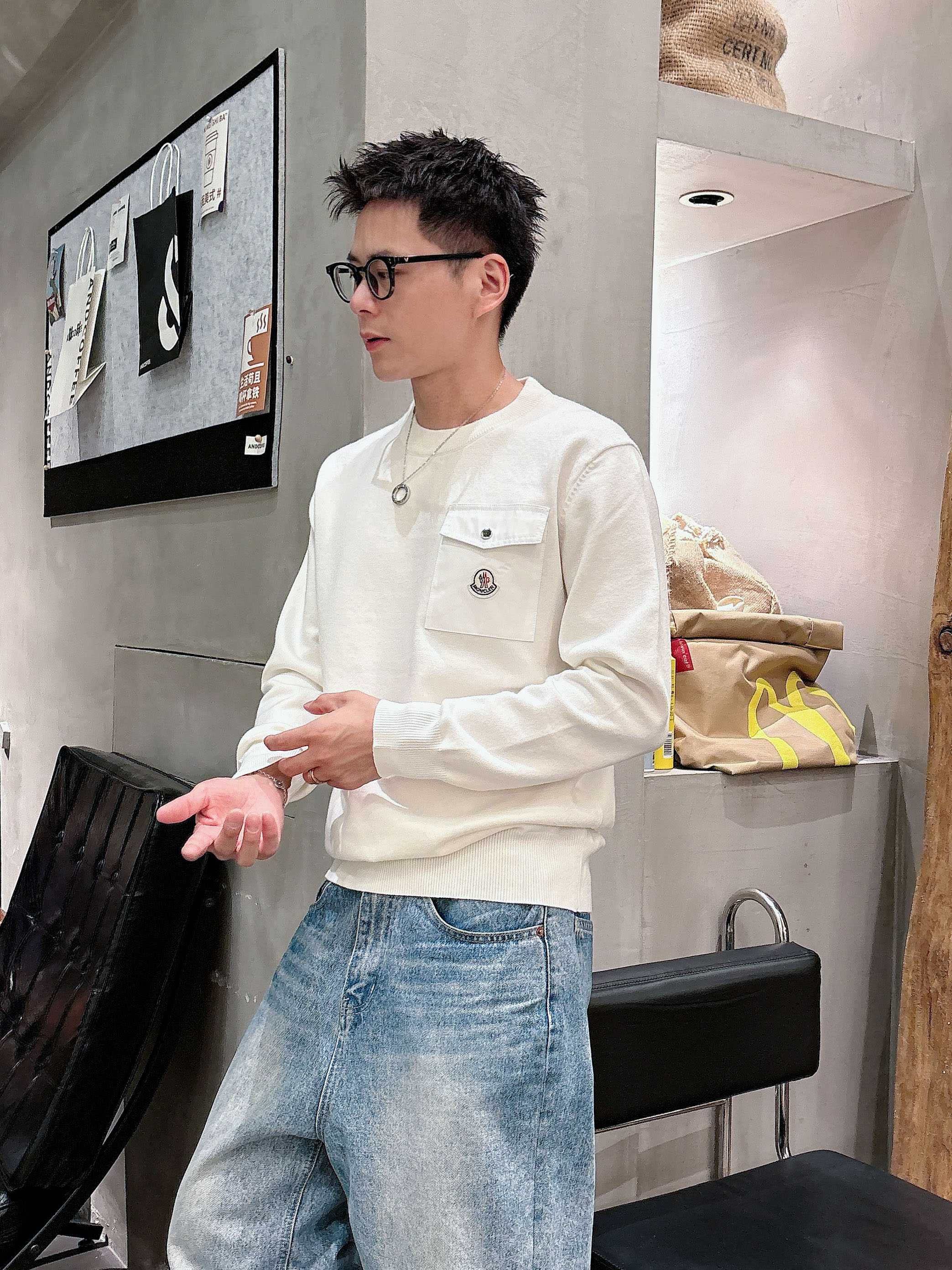 · 蒙口Moncler 2025官网秋冬季最新款圆领毛衣，专柜同步在售爆款！特供羊毛混纺面料.手感舒适.