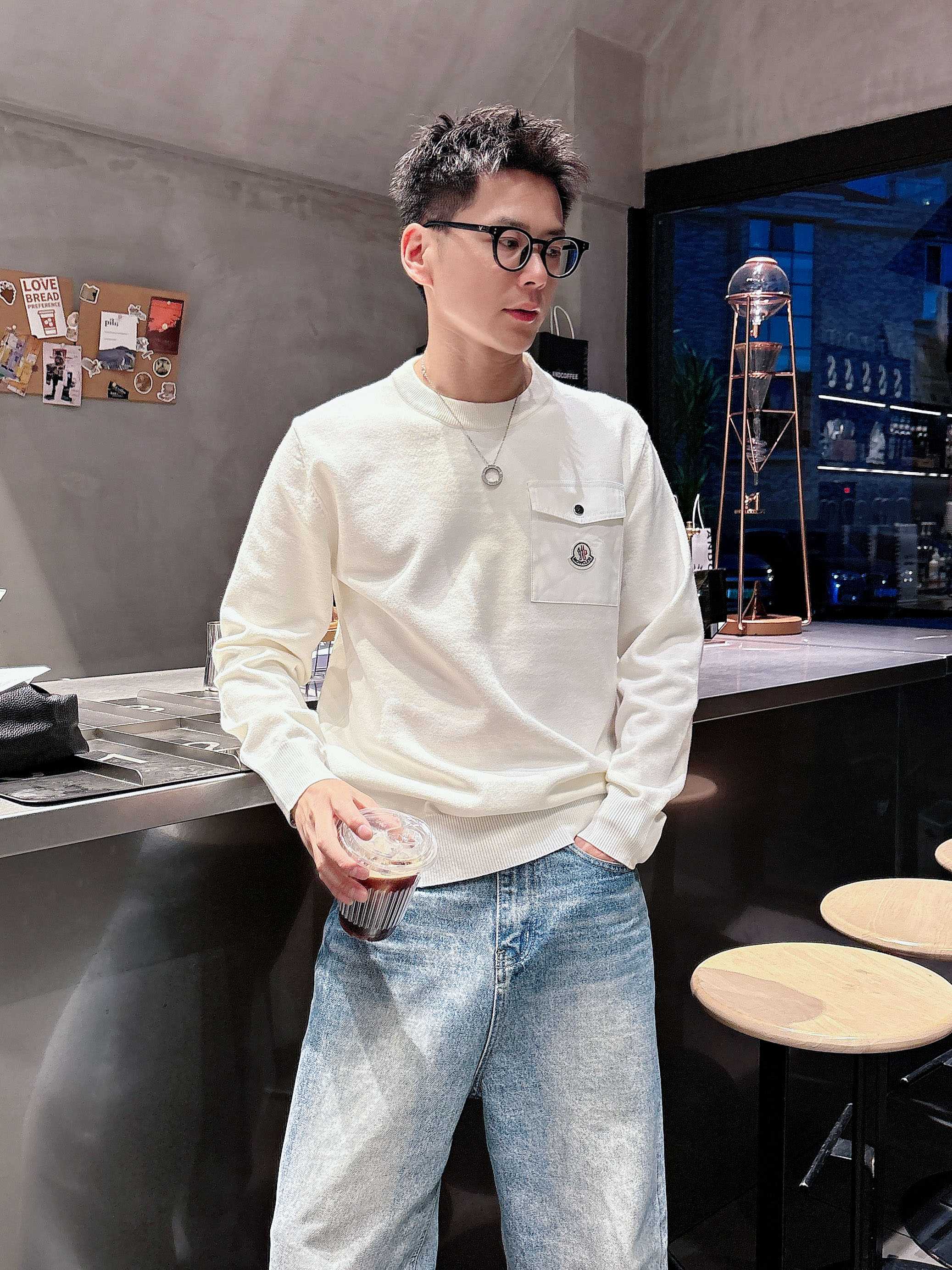 · 蒙口Moncler 2025官网秋冬季最新款圆领毛衣，专柜同步在售爆款！特供羊毛混纺面料.手感舒适.