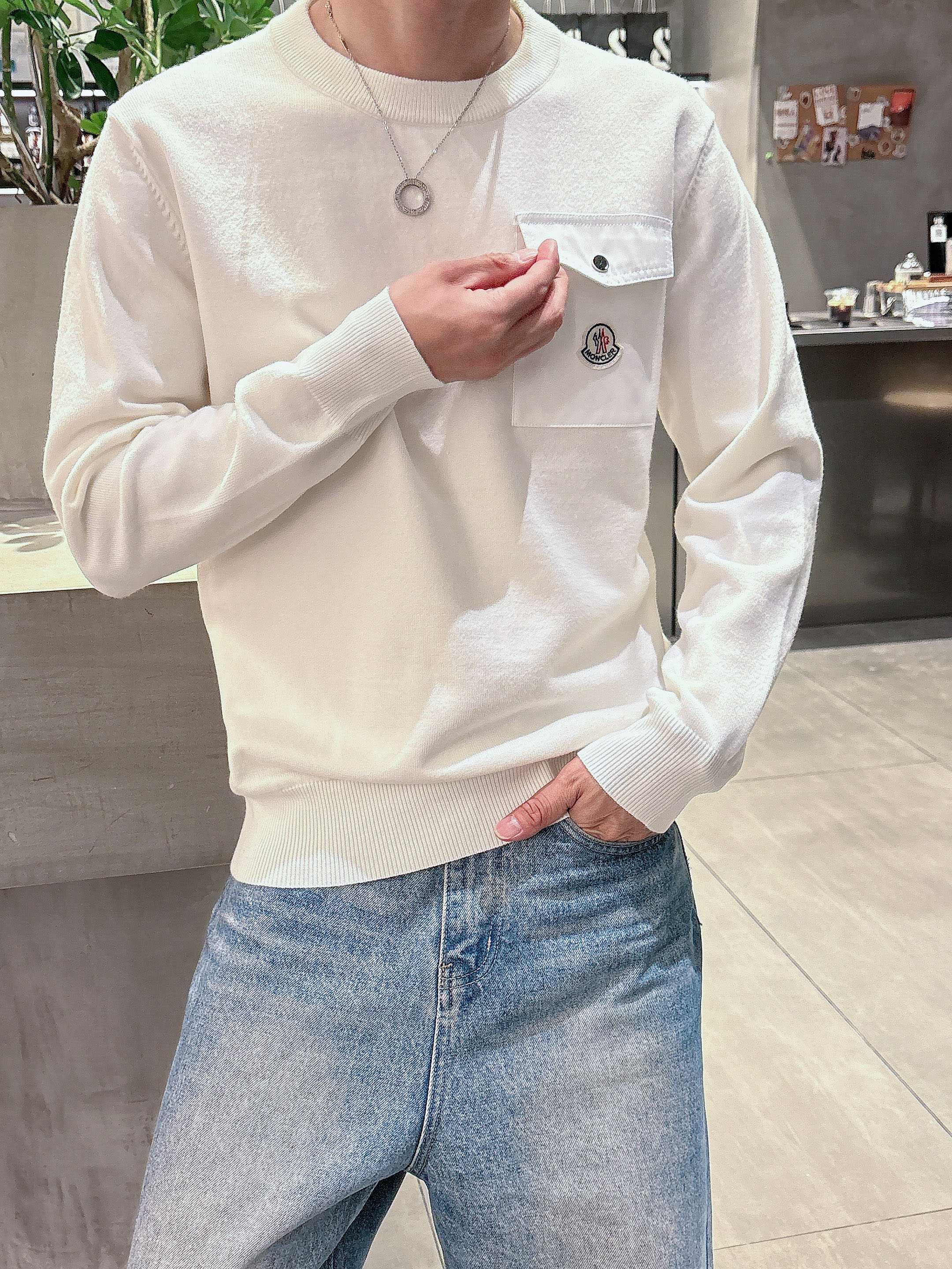 · 蒙口Moncler 2025官网秋冬季最新款圆领毛衣，专柜同步在售爆款！特供羊毛混纺面料.手感舒适.