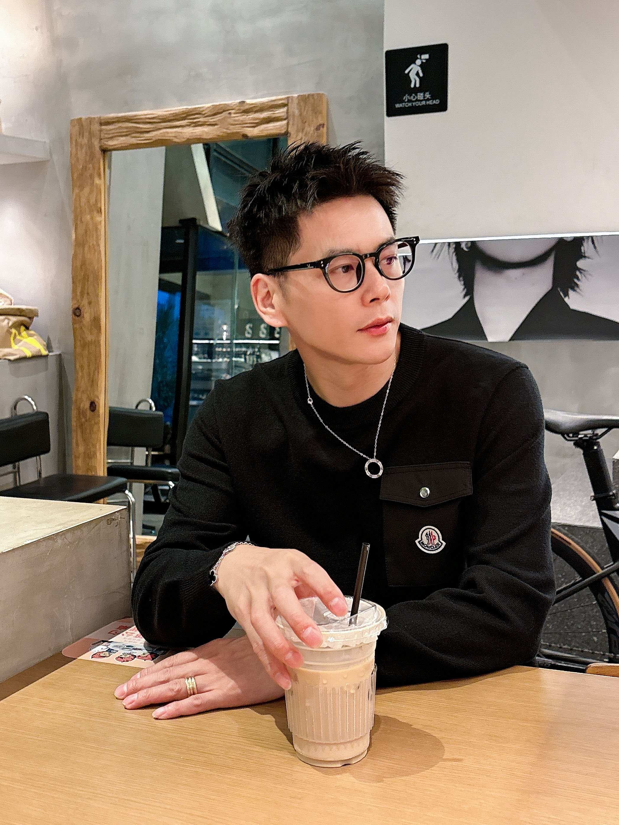 · 蒙口Moncler 2025官网秋冬季最新款圆领毛衣，专柜同步在售爆款！特供羊毛混纺面料.手感舒适.