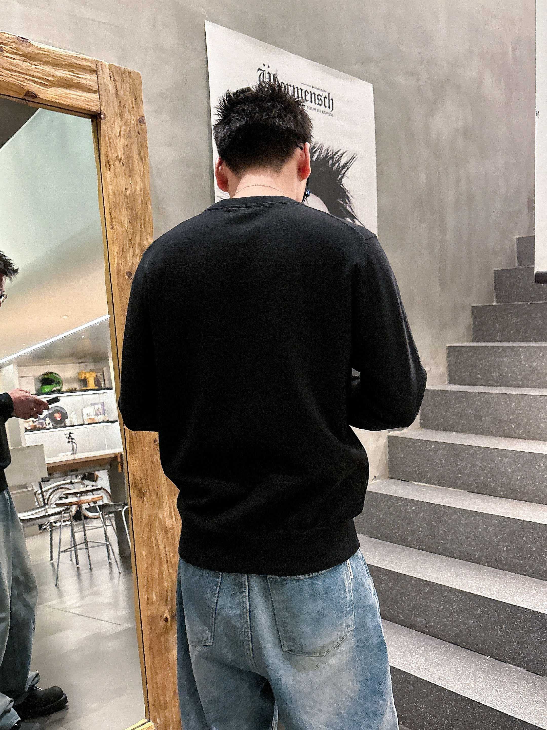 · 蒙口Moncler 2025官网秋冬季最新款圆领毛衣，专柜同步在售爆款！特供羊毛混纺面料.手感舒适.