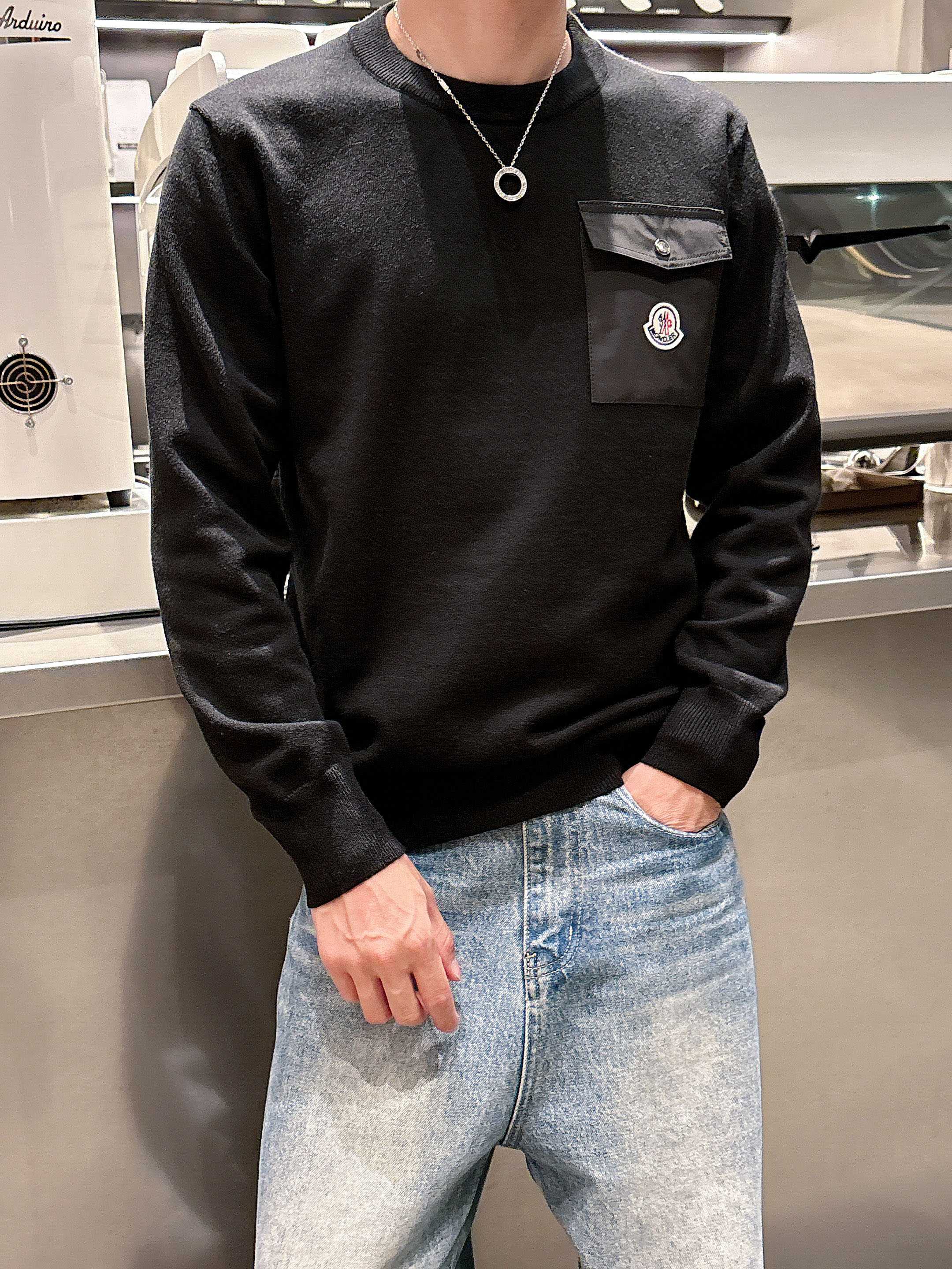 · 蒙口Moncler 2025官网秋冬季最新款圆领毛衣，专柜同步在售爆款！特供羊毛混纺面料.手感舒适.