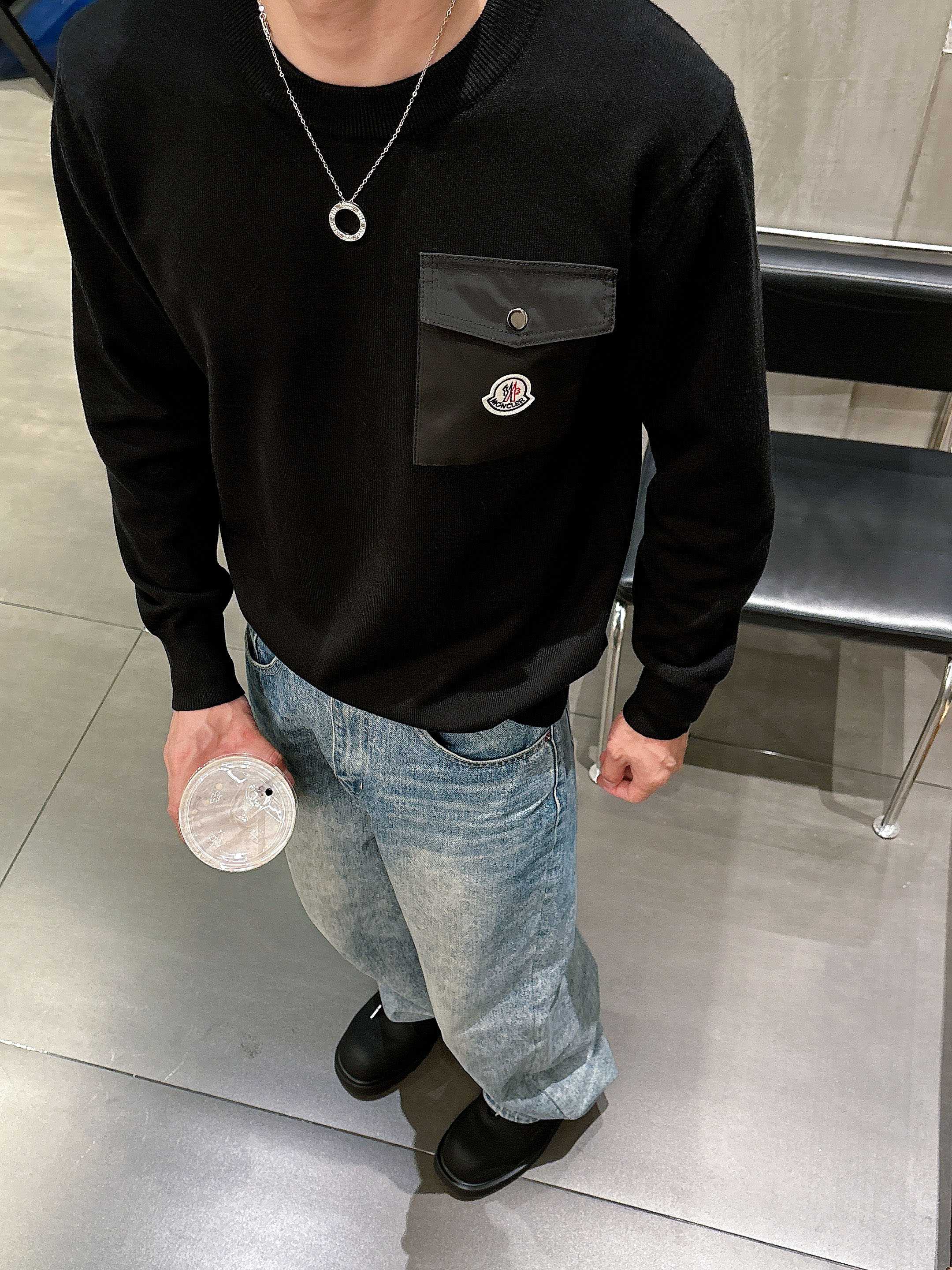 · 蒙口Moncler 2025官网秋冬季最新款圆领毛衣，专柜同步在售爆款！特供羊毛混纺面料.手感舒适.