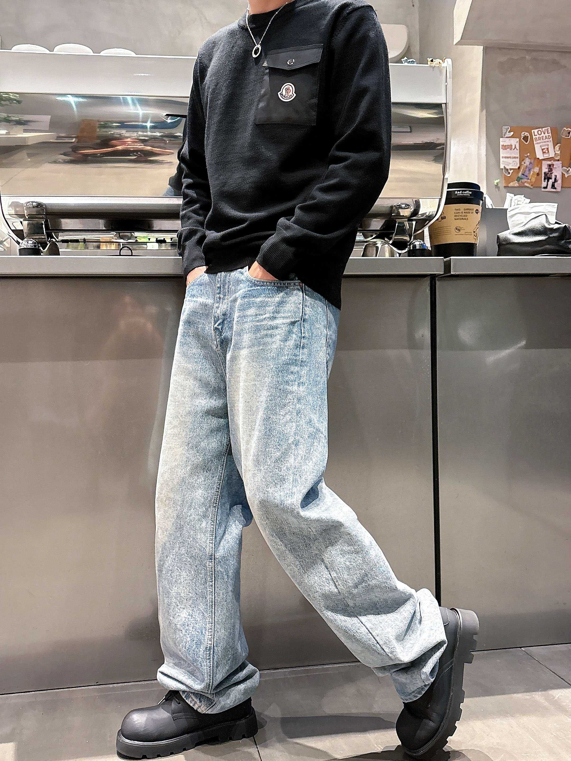 · 蒙口Moncler 2025官网秋冬季最新款圆领毛衣，专柜同步在售爆款！特供羊毛混纺面料.手感舒适.