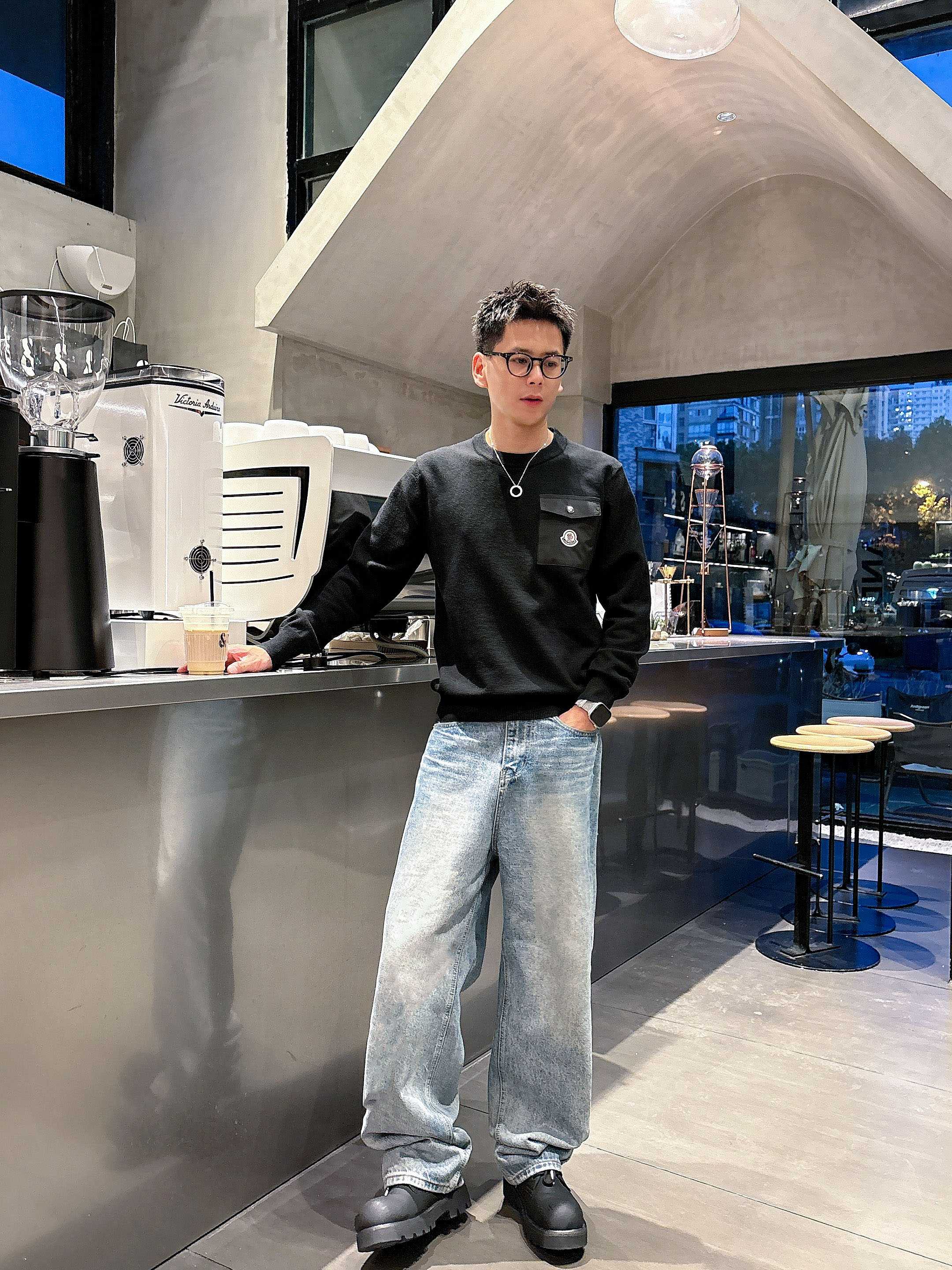 · 蒙口Moncler 2025官网秋冬季最新款圆领毛衣，专柜同步在售爆款！特供羊毛混纺面料.手感舒适.