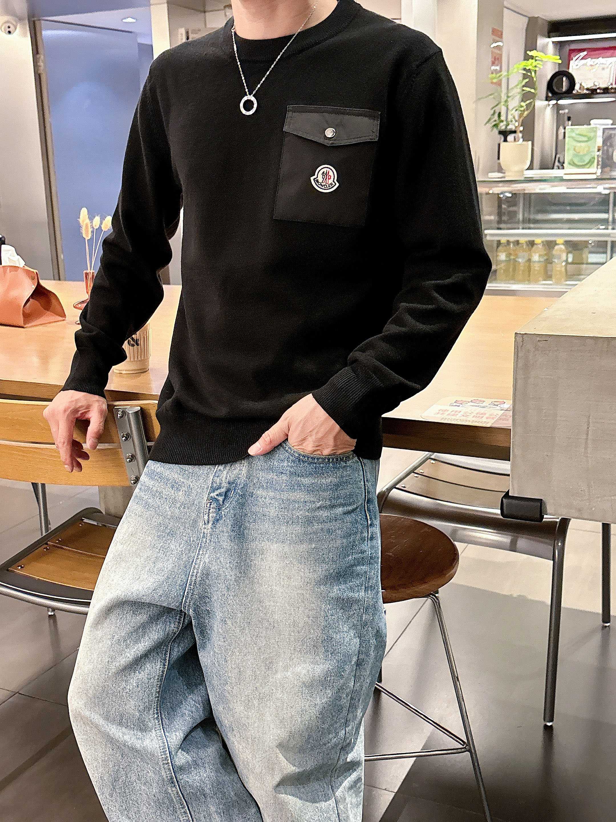 · 蒙口Moncler 2025官网秋冬季最新款圆领毛衣，专柜同步在售爆款！特供羊毛混纺面料.手感舒适.