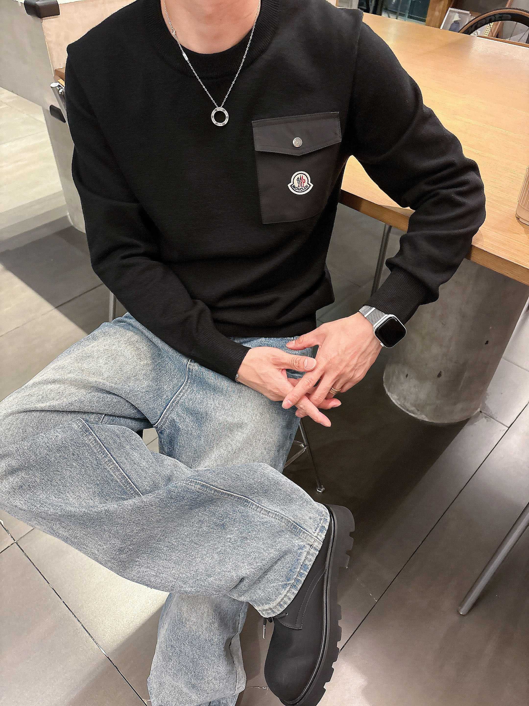 · 蒙口Moncler 2025官网秋冬季最新款圆领毛衣，专柜同步在售爆款！特供羊毛混纺面料.手感舒适.