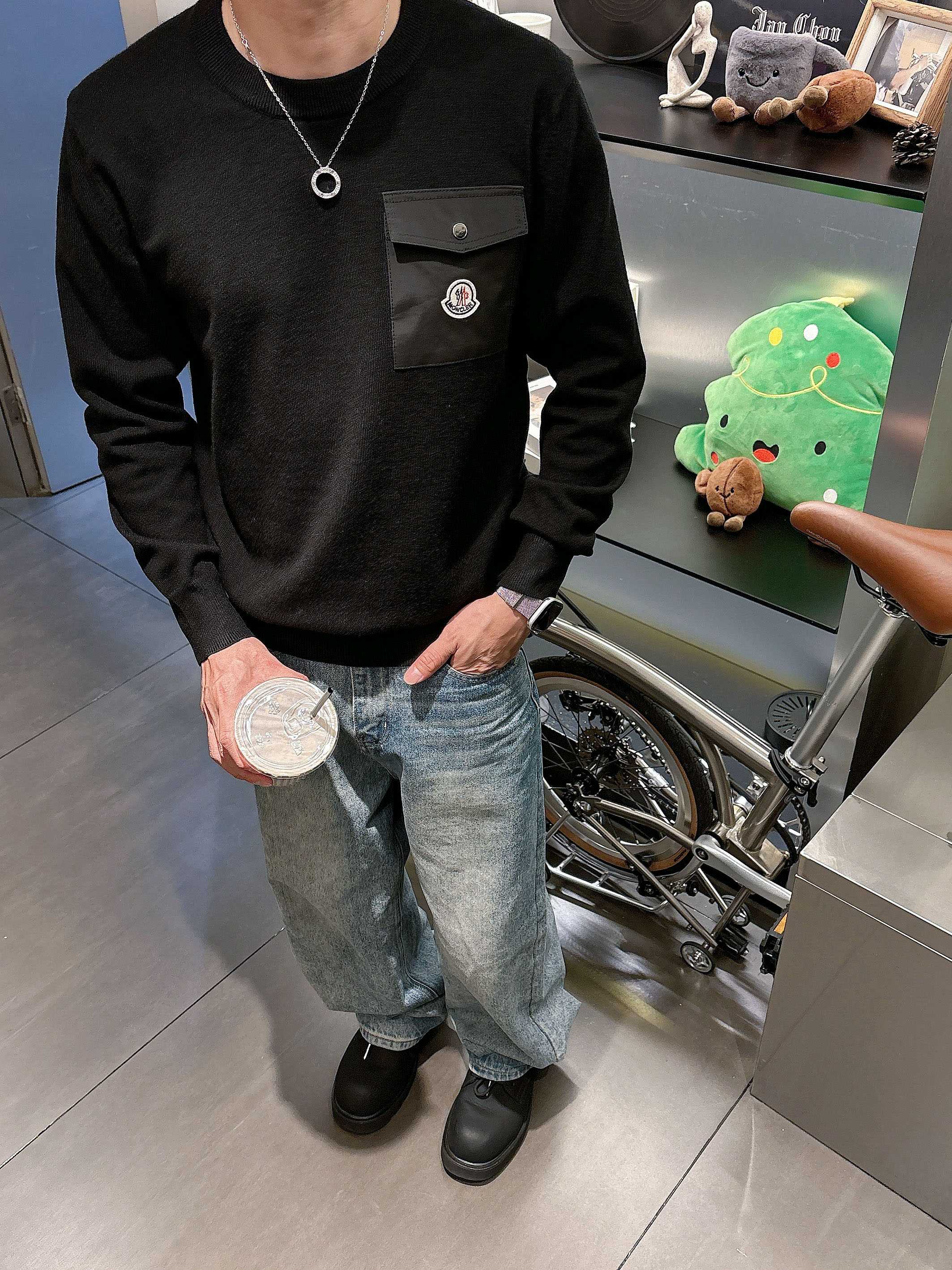 · 蒙口Moncler 2025官网秋冬季最新款圆领毛衣，专柜同步在售爆款！特供羊毛混纺面料.手感舒适.