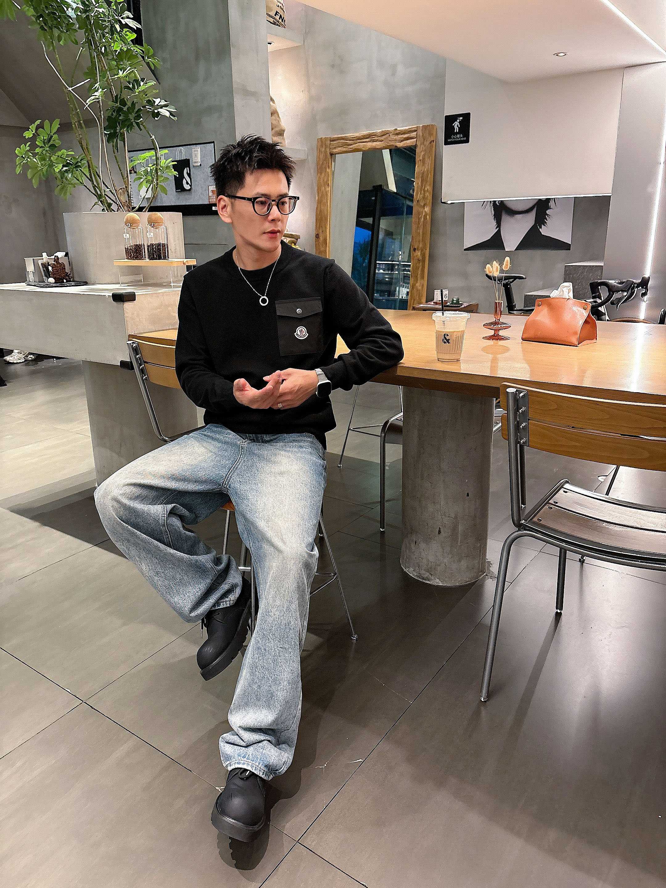 · 蒙口Moncler 2025官网秋冬季最新款圆领毛衣，专柜同步在售爆款！特供羊毛混纺面料.手感舒适.