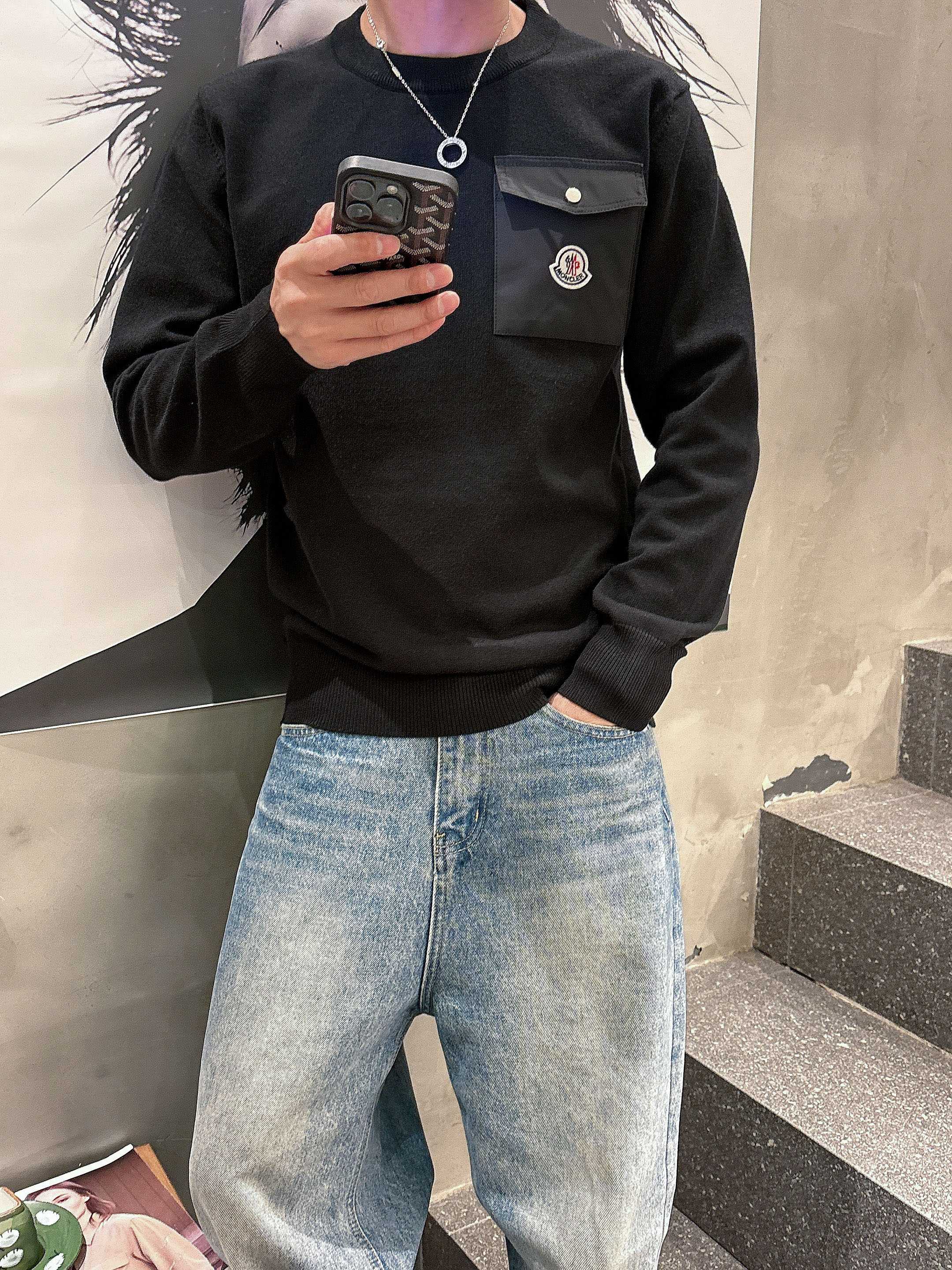 · 蒙口Moncler 2025官网秋冬季最新款圆领毛衣，专柜同步在售爆款！特供羊毛混纺面料.手感舒适.