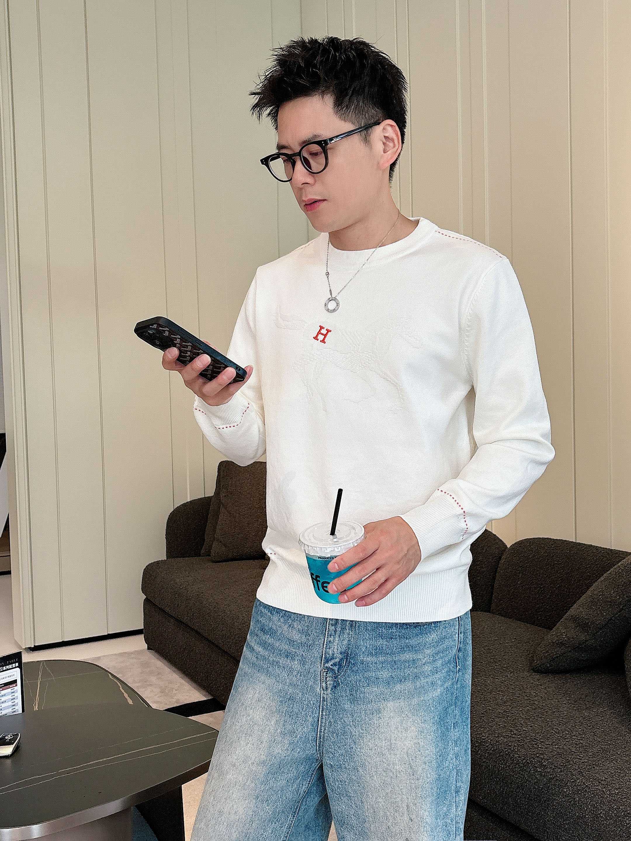 · 爱马仕Hermes 2025官网秋冬季最新款圆领毛衣，专柜同步在售爆款！特供羊毛混纺面料.手感舒适.