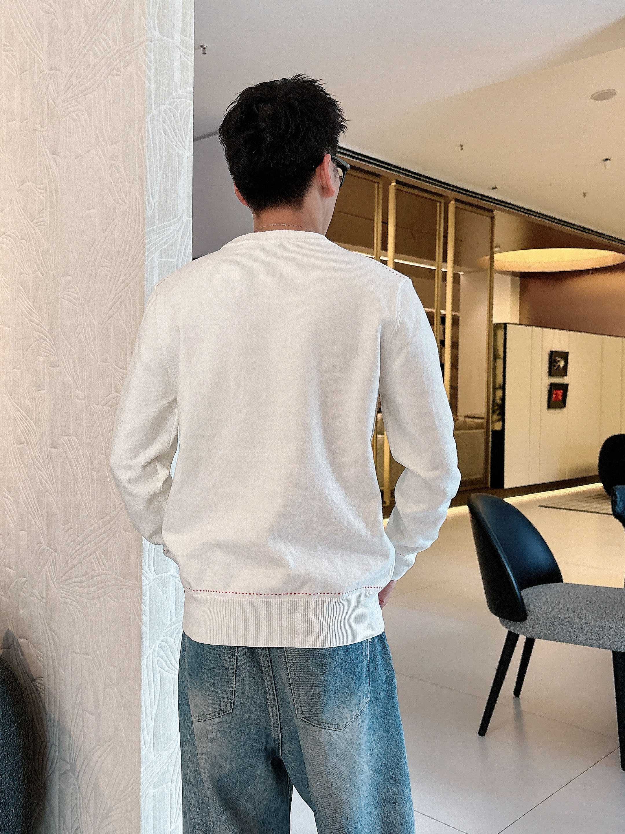 · 爱马仕Hermes 2025官网秋冬季最新款圆领毛衣，专柜同步在售爆款！特供羊毛混纺面料.手感舒适.