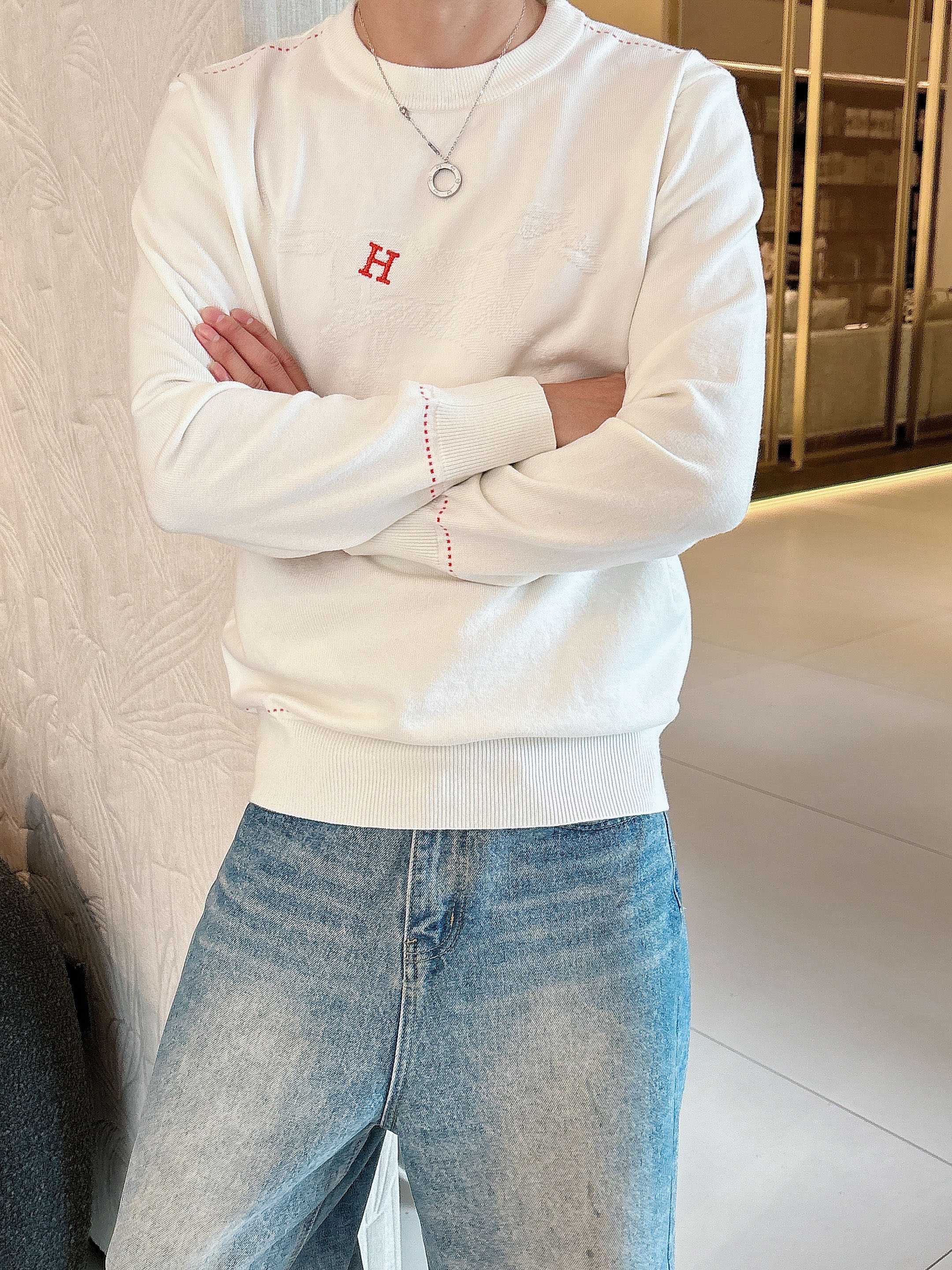 · 爱马仕Hermes 2025官网秋冬季最新款圆领毛衣，专柜同步在售爆款！特供羊毛混纺面料.手感舒适.