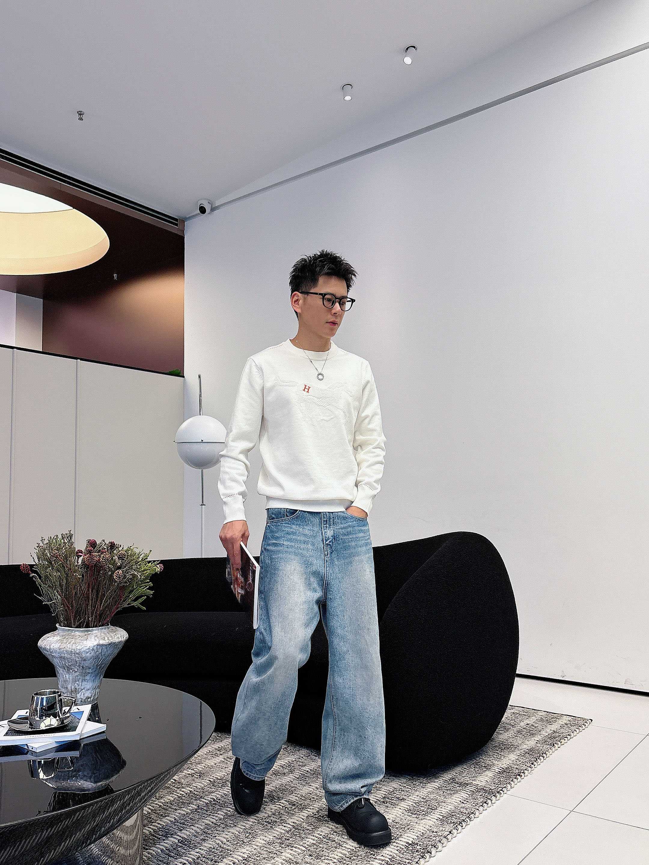 · 爱马仕Hermes 2025官网秋冬季最新款圆领毛衣，专柜同步在售爆款！特供羊毛混纺面料.手感舒适.