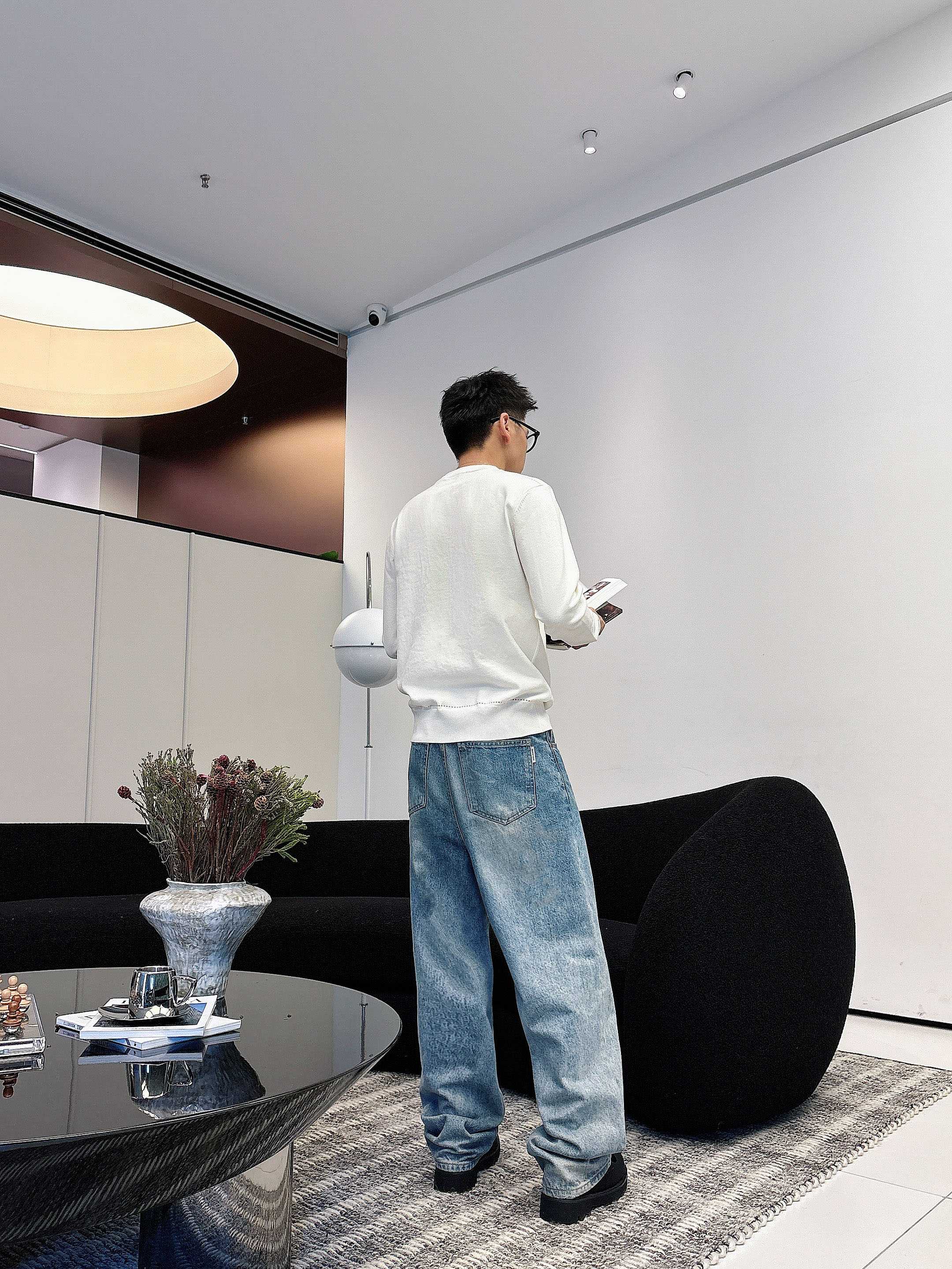 · 爱马仕Hermes 2025官网秋冬季最新款圆领毛衣，专柜同步在售爆款！特供羊毛混纺面料.手感舒适.