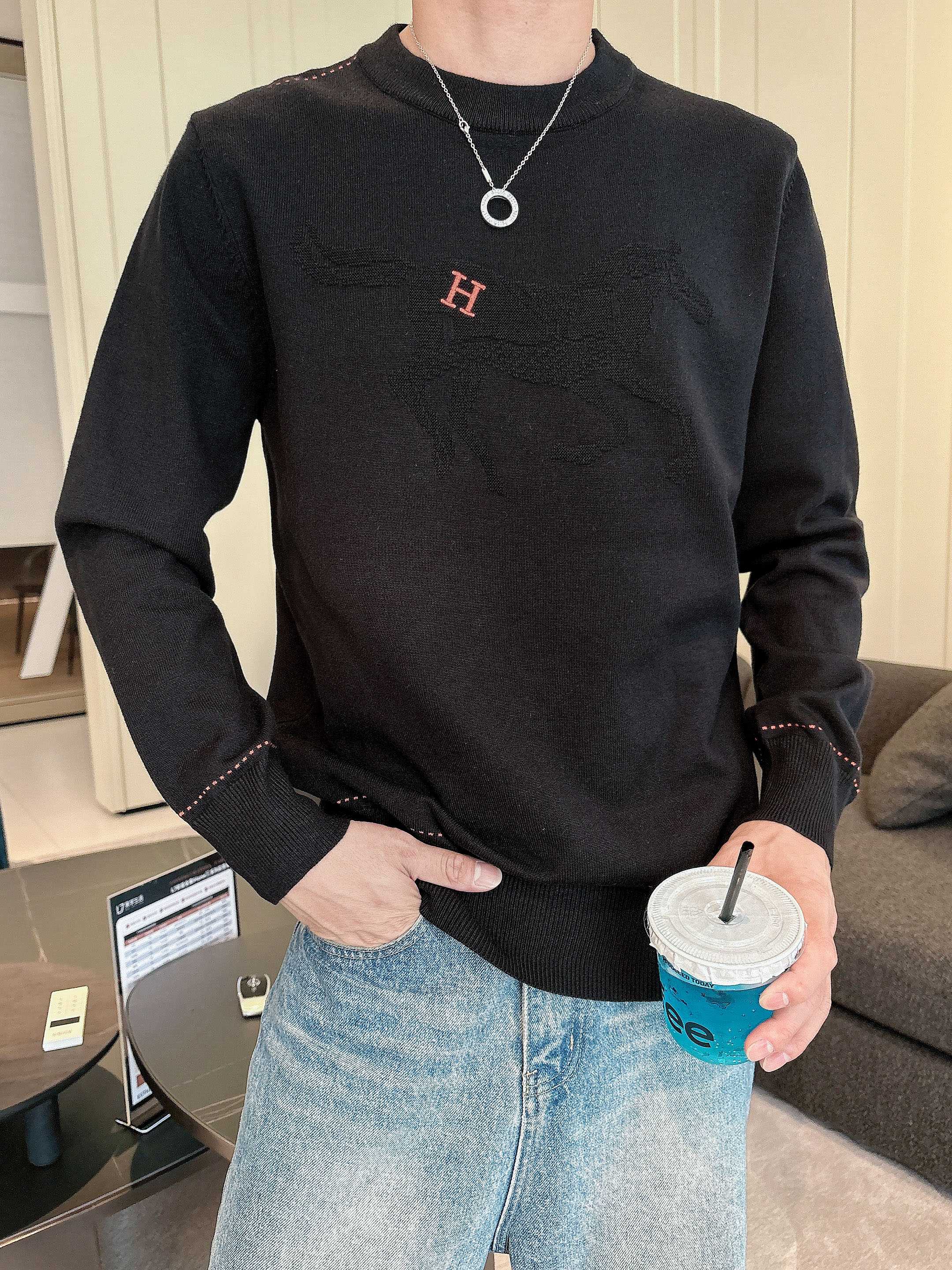 · 爱马仕Hermes 2025官网秋冬季最新款圆领毛衣，专柜同步在售爆款！特供羊毛混纺面料.手感舒适.