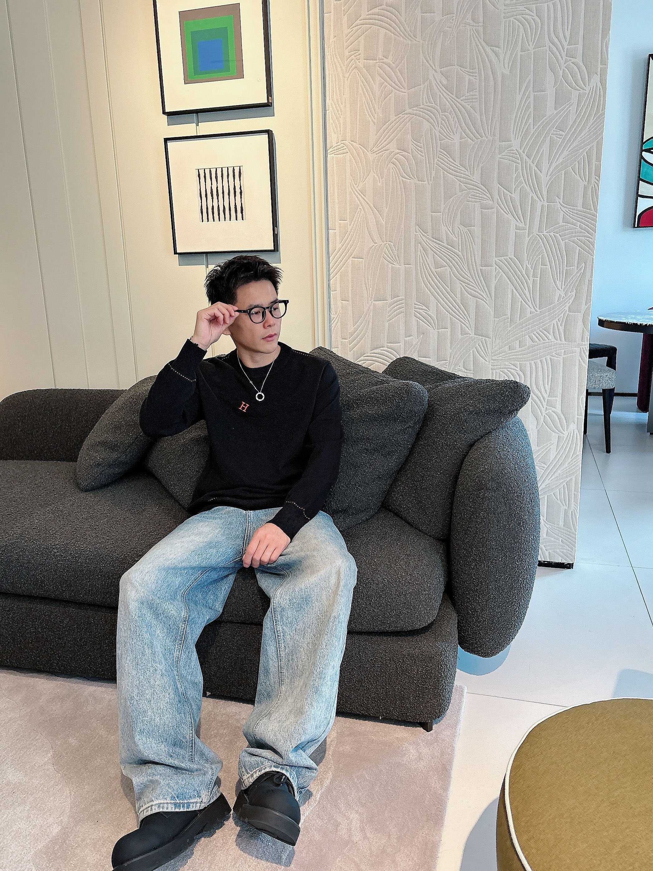 · 爱马仕Hermes 2025官网秋冬季最新款圆领毛衣，专柜同步在售爆款！特供羊毛混纺面料.手感舒适.