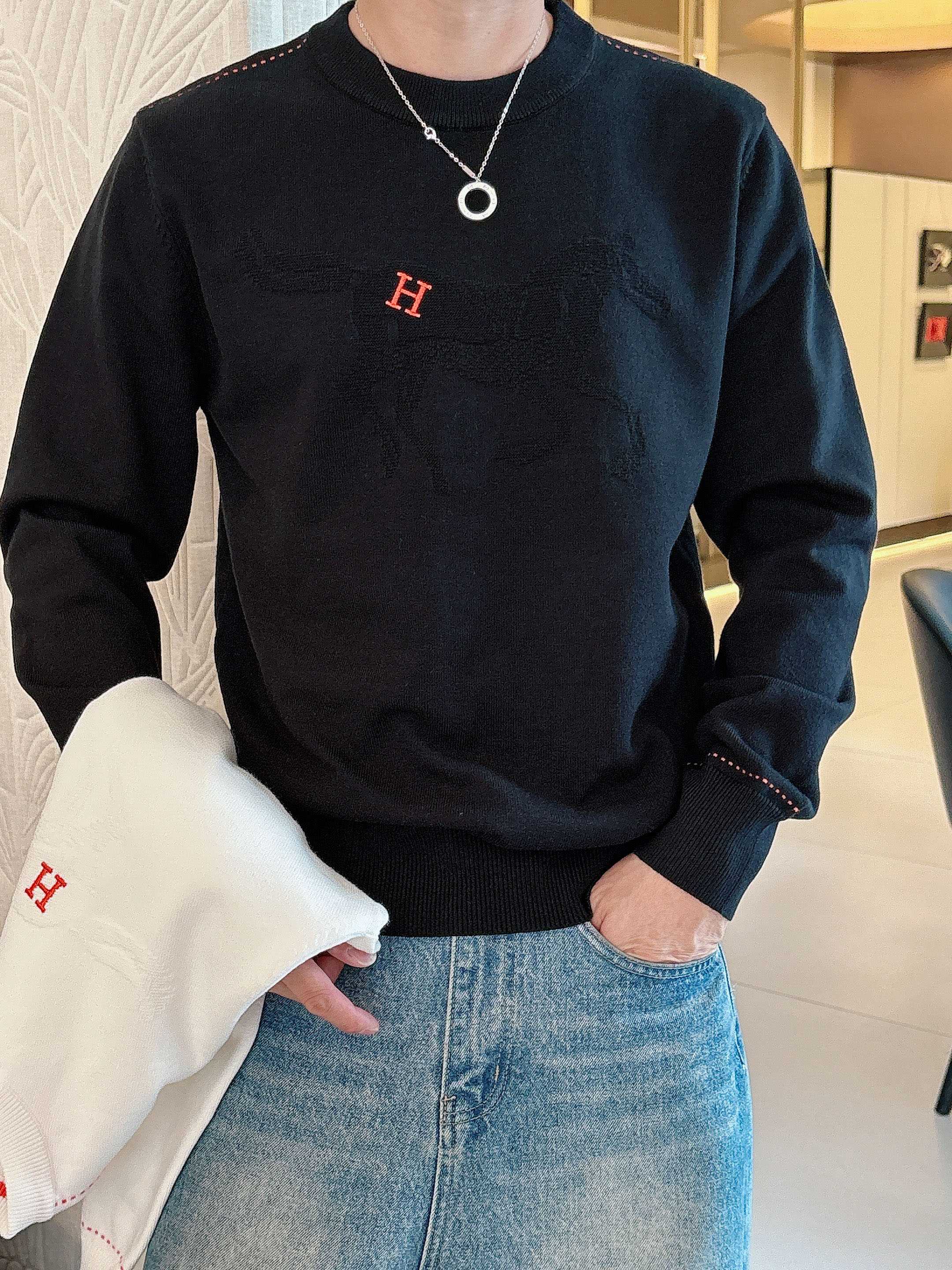 · 爱马仕Hermes 2025官网秋冬季最新款圆领毛衣，专柜同步在售爆款！特供羊毛混纺面料.手感舒适.