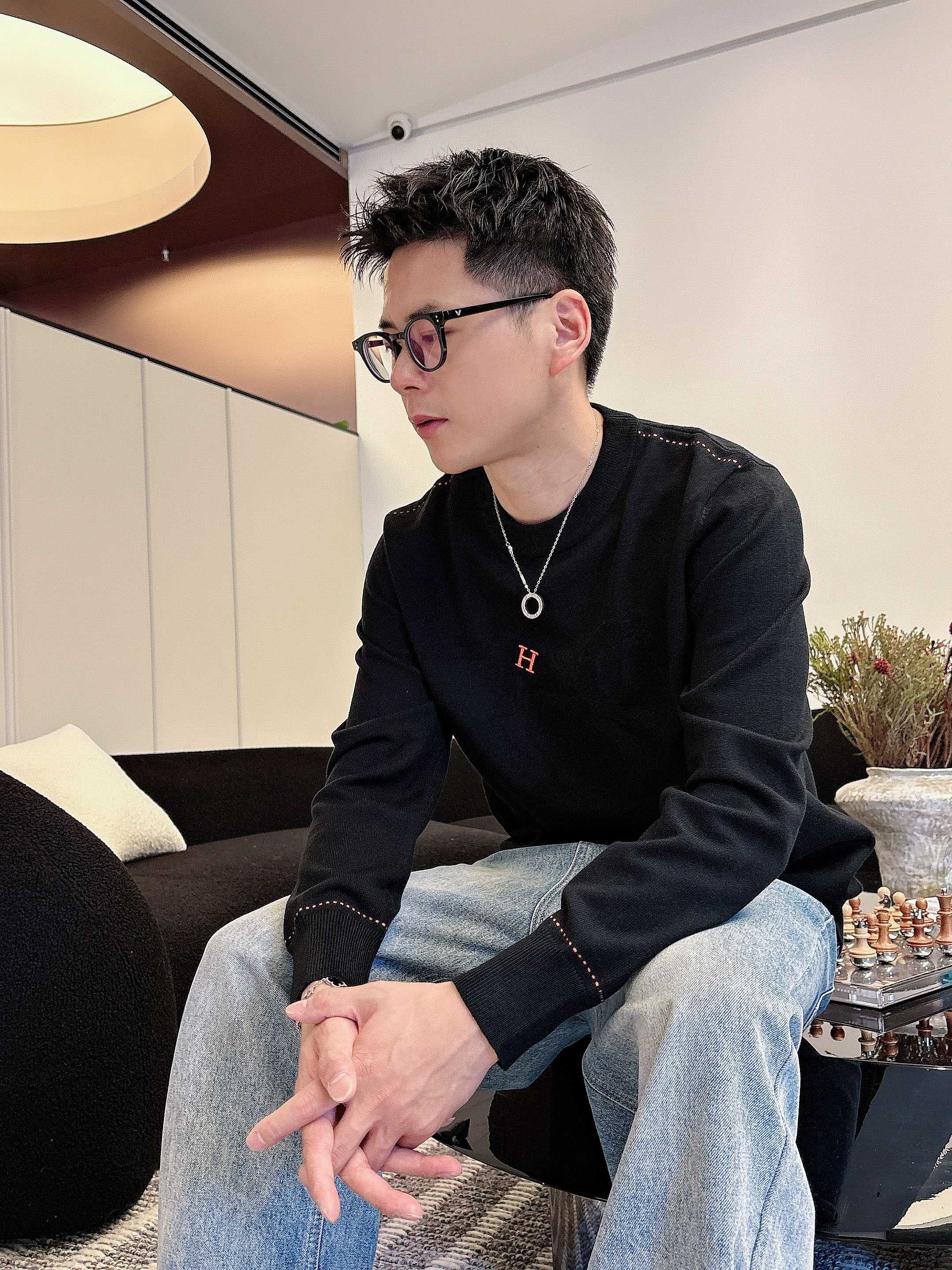 · 爱马仕Hermes 2025官网秋冬季最新款圆领毛衣，专柜同步在售爆款！特供羊毛混纺面料.手感舒适.