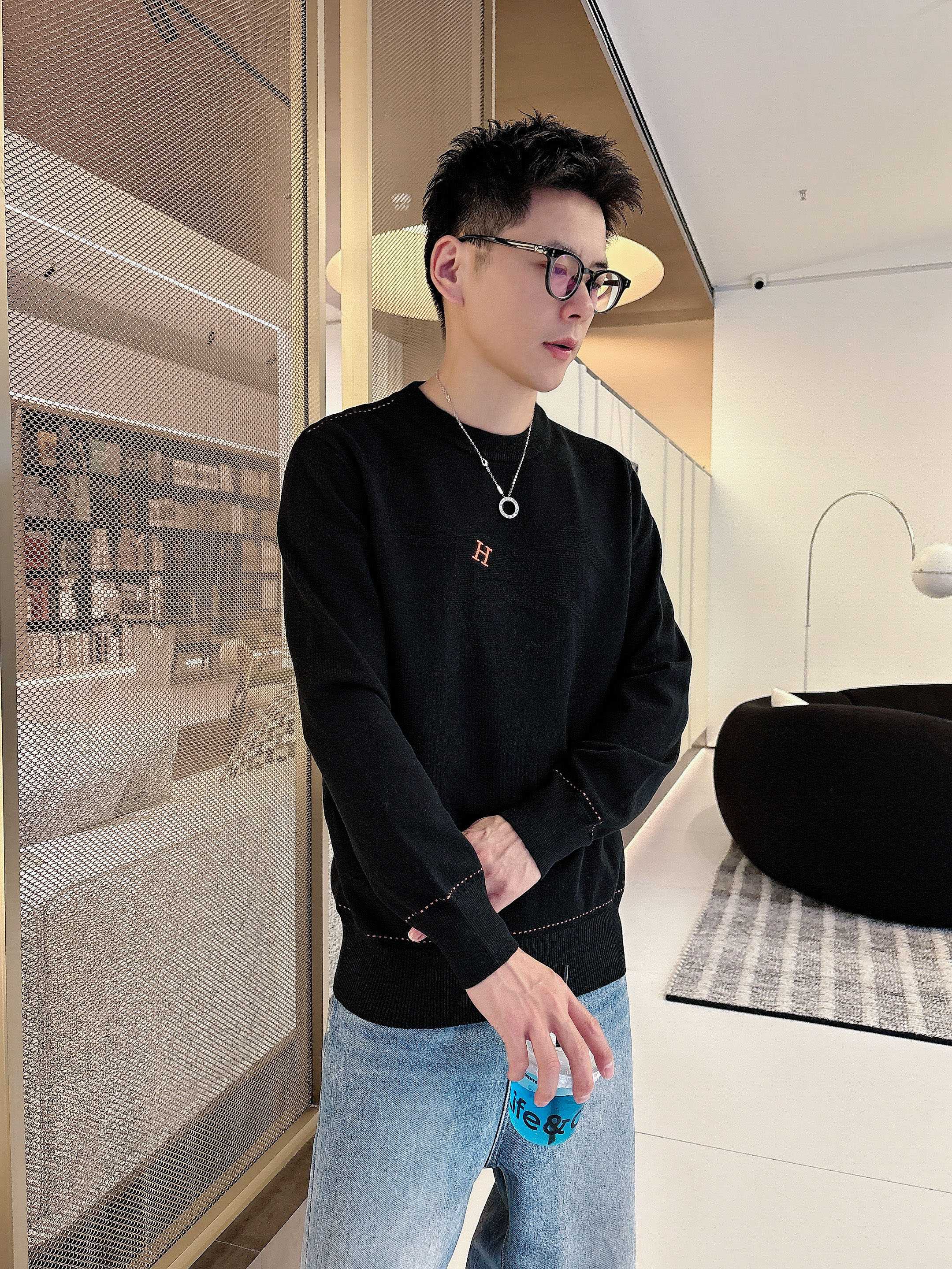 · 爱马仕Hermes 2025官网秋冬季最新款圆领毛衣，专柜同步在售爆款！特供羊毛混纺面料.手感舒适.