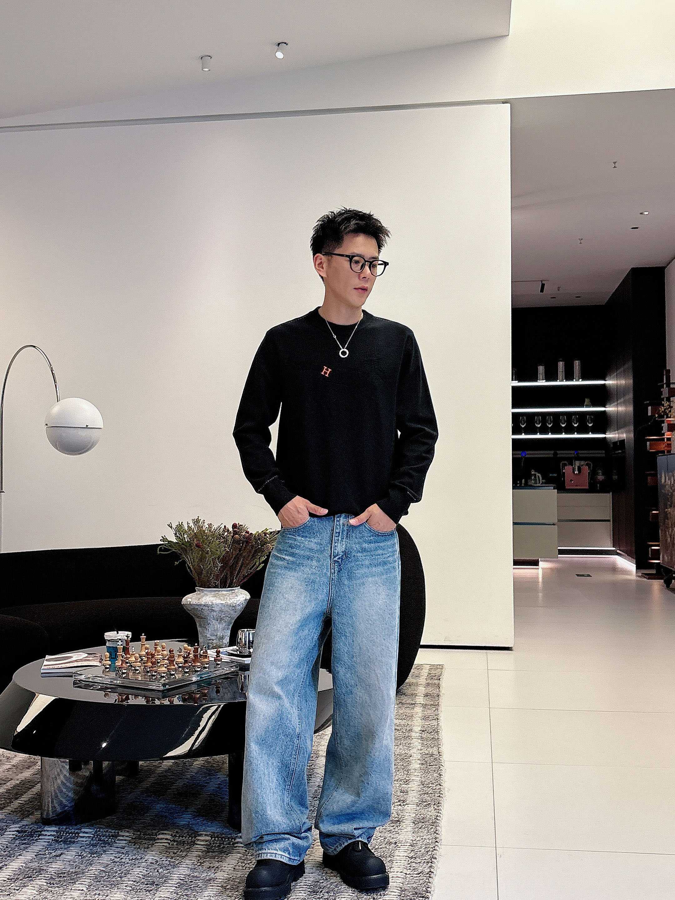 · 爱马仕Hermes 2025官网秋冬季最新款圆领毛衣，专柜同步在售爆款！特供羊毛混纺面料.手感舒适.