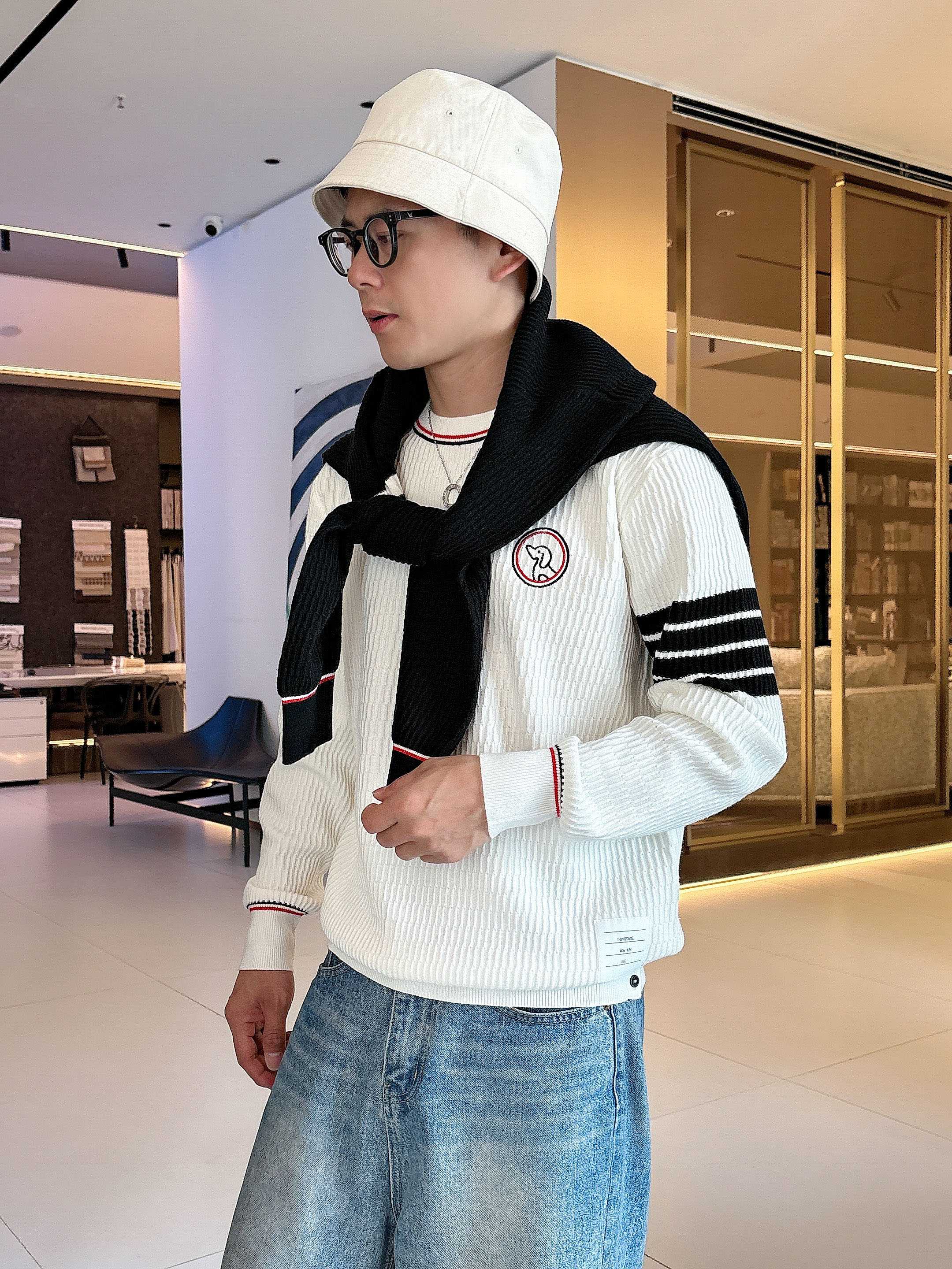 · TB 2025官网秋冬季最新款圆领毛衣，专柜同步在售爆款！特供羊毛混纺面料.手感舒适.可直接接触皮肤