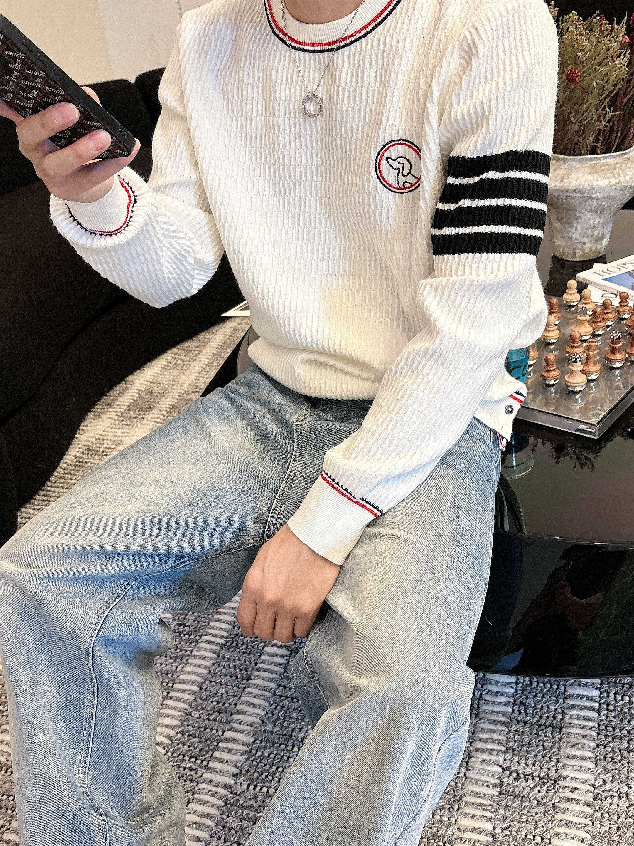 · TB 2025官网秋冬季最新款圆领毛衣，专柜同步在售爆款！特供羊毛混纺面料.手感舒适.可直接接触皮肤