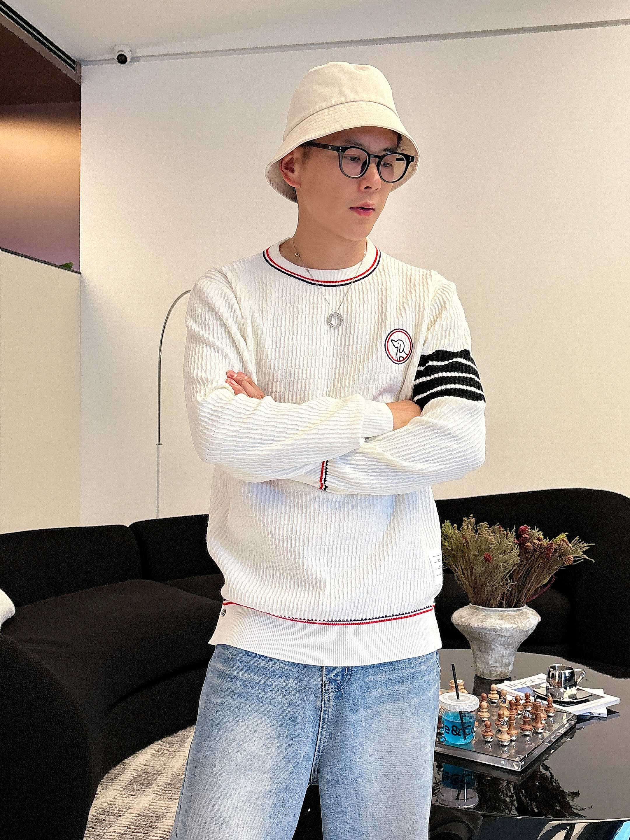 · TB 2025官网秋冬季最新款圆领毛衣，专柜同步在售爆款！特供羊毛混纺面料.手感舒适.可直接接触皮肤