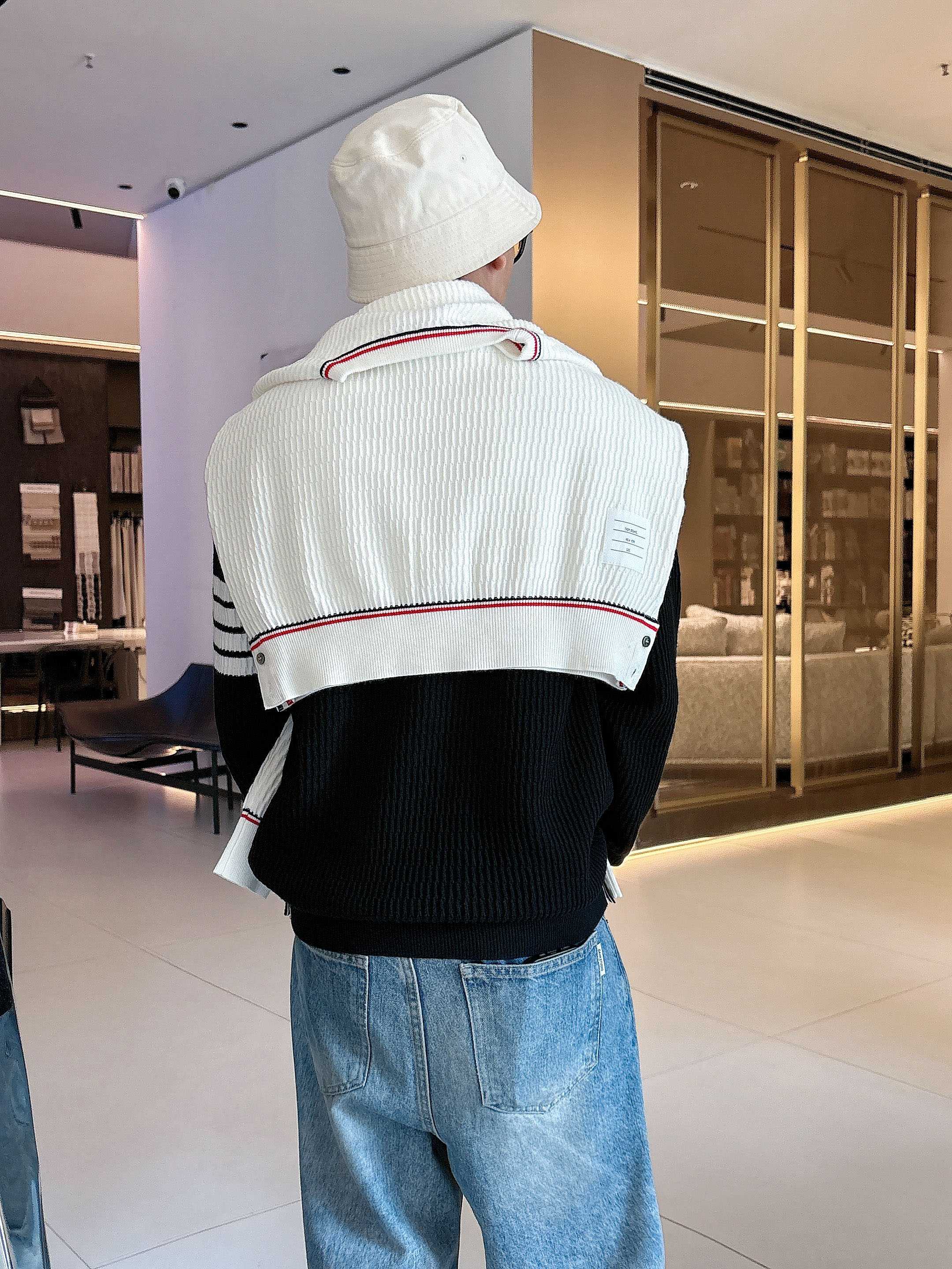 · TB 2025官网秋冬季最新款圆领毛衣，专柜同步在售爆款！特供羊毛混纺面料.手感舒适.可直接接触皮肤