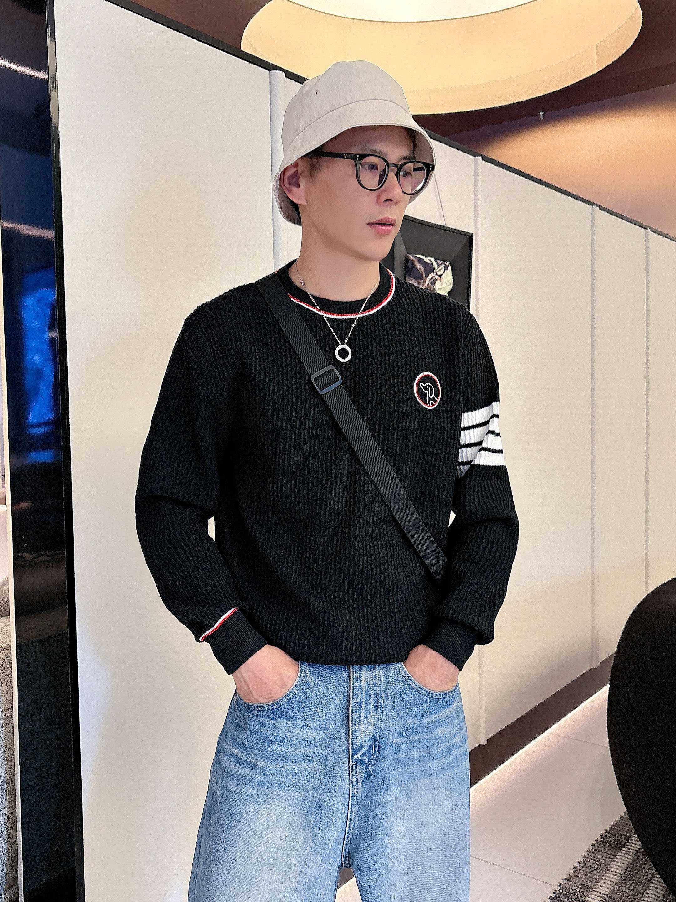 NO:563810,TB 2025 official website latest round neck sweater for autumn and winter, popular models are on sale at the counter at the same time!  Specially made of wool blended fabric. It feels comfortable. It can be directly in contact with the skin. The logo badge is exquisitely embroidered, which is extremely eye-catching!  The details highlight the fashionable charm of big brands. Exquisite workmanship. Three-dimensional cutting style. The wearing effect is invincible and handsome!  All three standards are complete!  Size M-3XL,,sweaters,alexander wang19860909TB 2025官网秋冬季最新款圆领毛衣,专柜同步在售爆款！特供羊毛混纺面料.手感舒适.可直接接触皮肤,logo徽章精致刺绣标志,极为抢眼！细节凸显大牌时尚魅力.精致做工.立体裁剪风格.穿着效果无敌帅气！三标齐全！码数M-3XL,,sweaters,alexander wang,Men's clothing