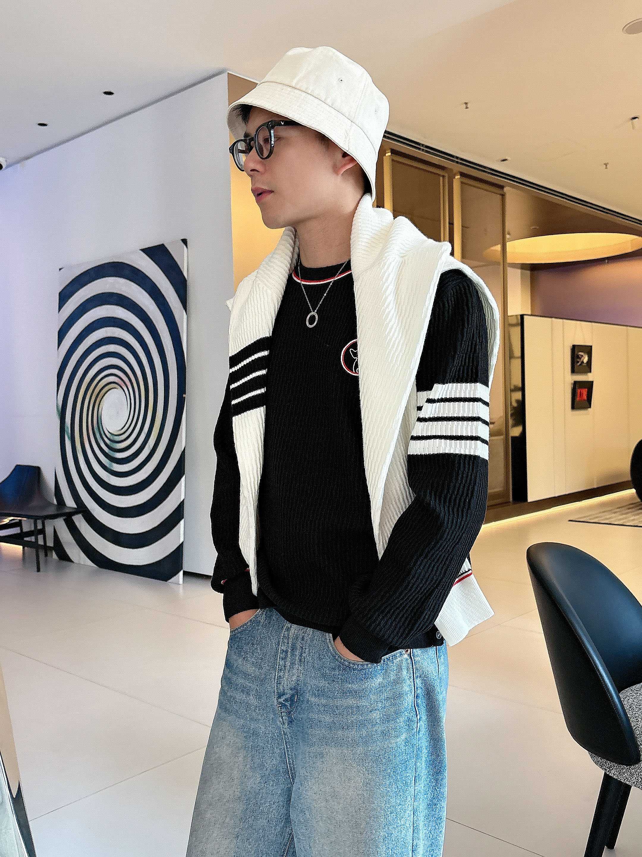 · TB 2025官网秋冬季最新款圆领毛衣，专柜同步在售爆款！特供羊毛混纺面料.手感舒适.可直接接触皮肤