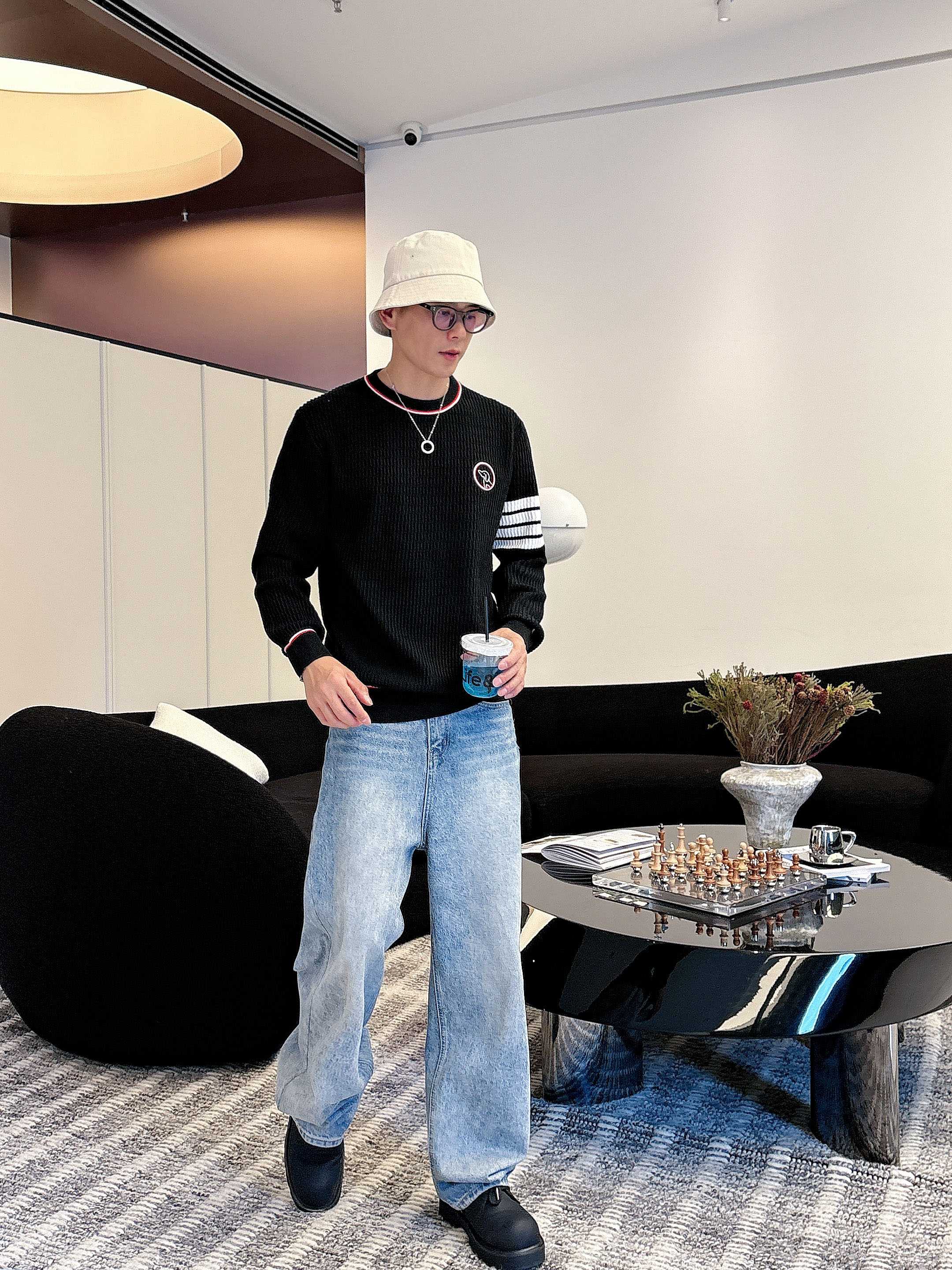 · TB 2025官网秋冬季最新款圆领毛衣，专柜同步在售爆款！特供羊毛混纺面料.手感舒适.可直接接触皮肤